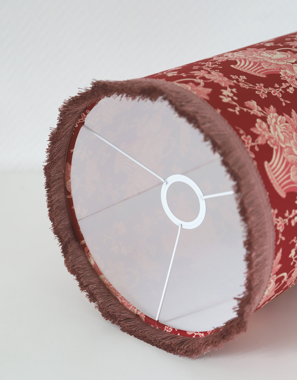Lampe vintage recyclée — Pied en céramique rose et abat-jour Toile Rouge