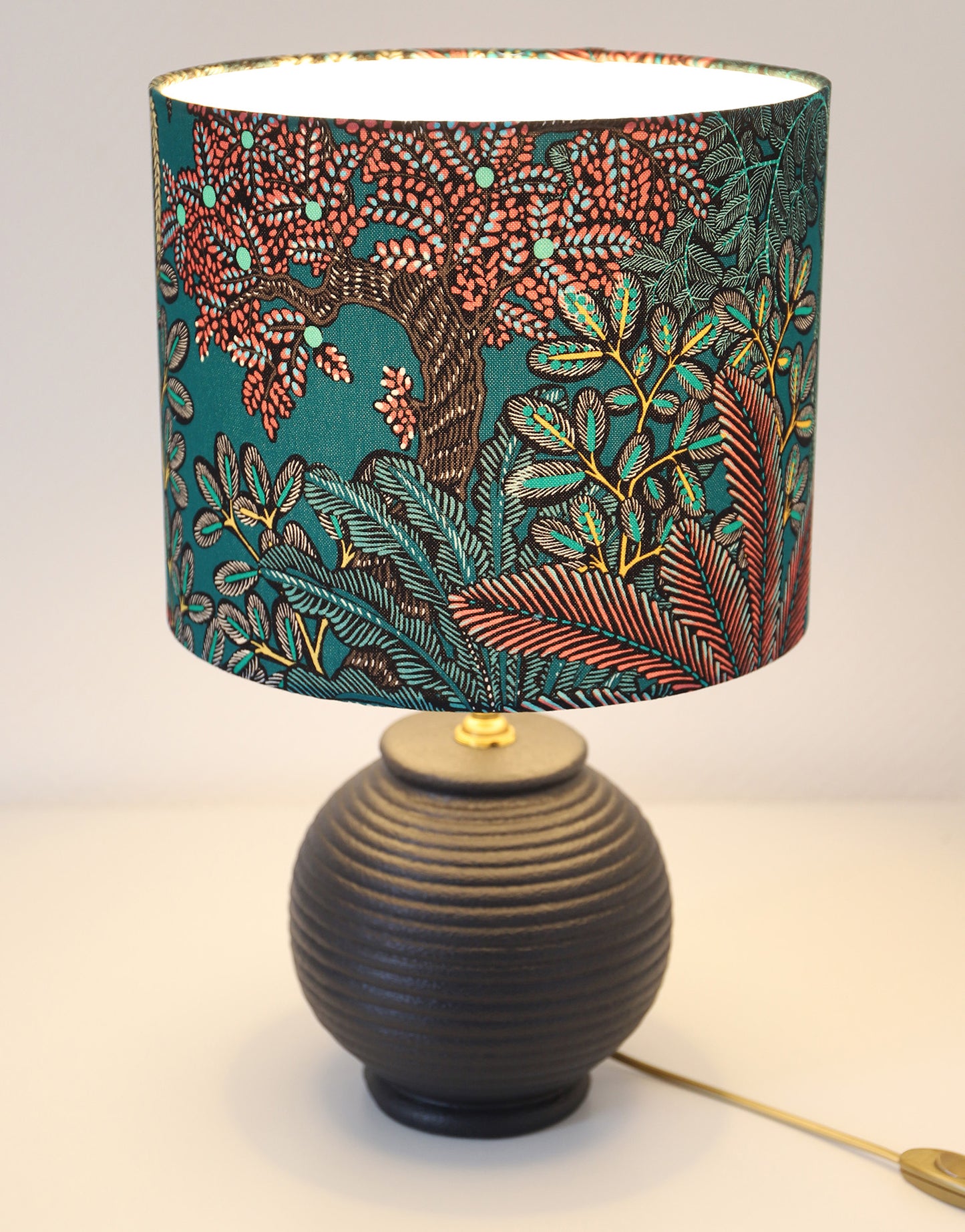 Lampe vintage recyclée — Pied noir et abat-jour Jardin Tropical