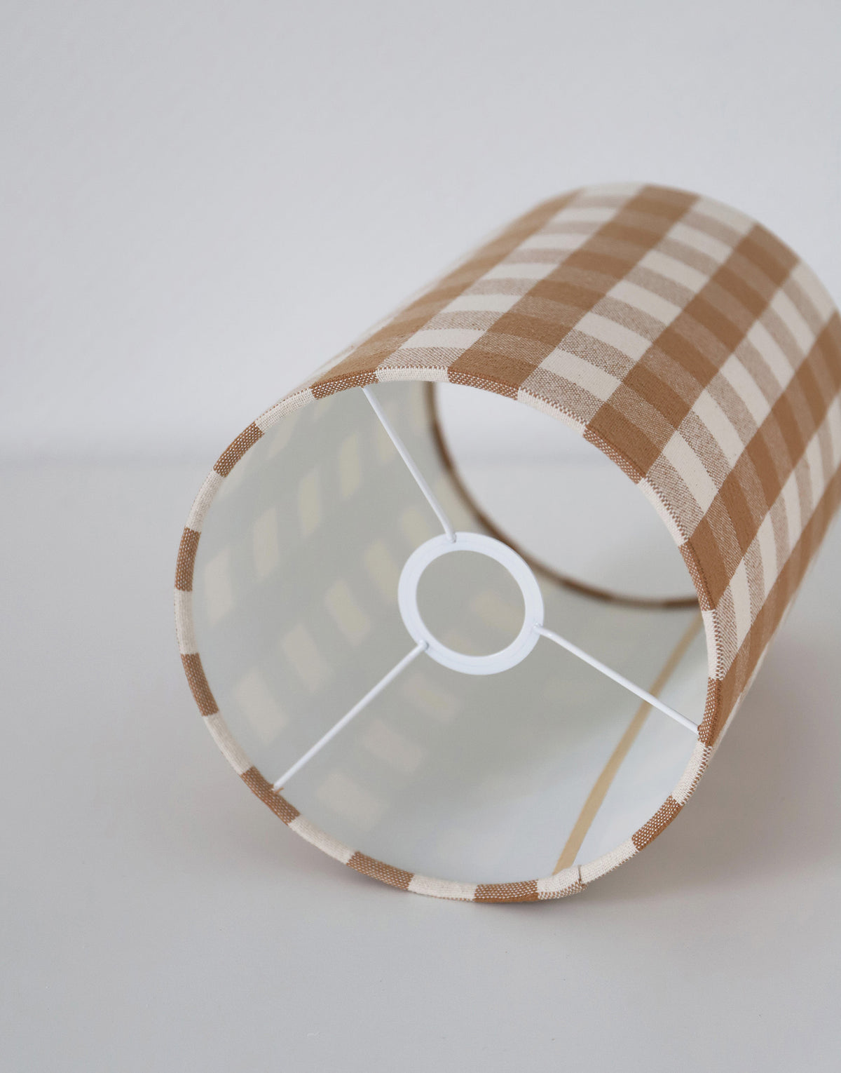 Lampe vintage recyclée — Céramique blanc cassé et abat-jour Vichy Camel