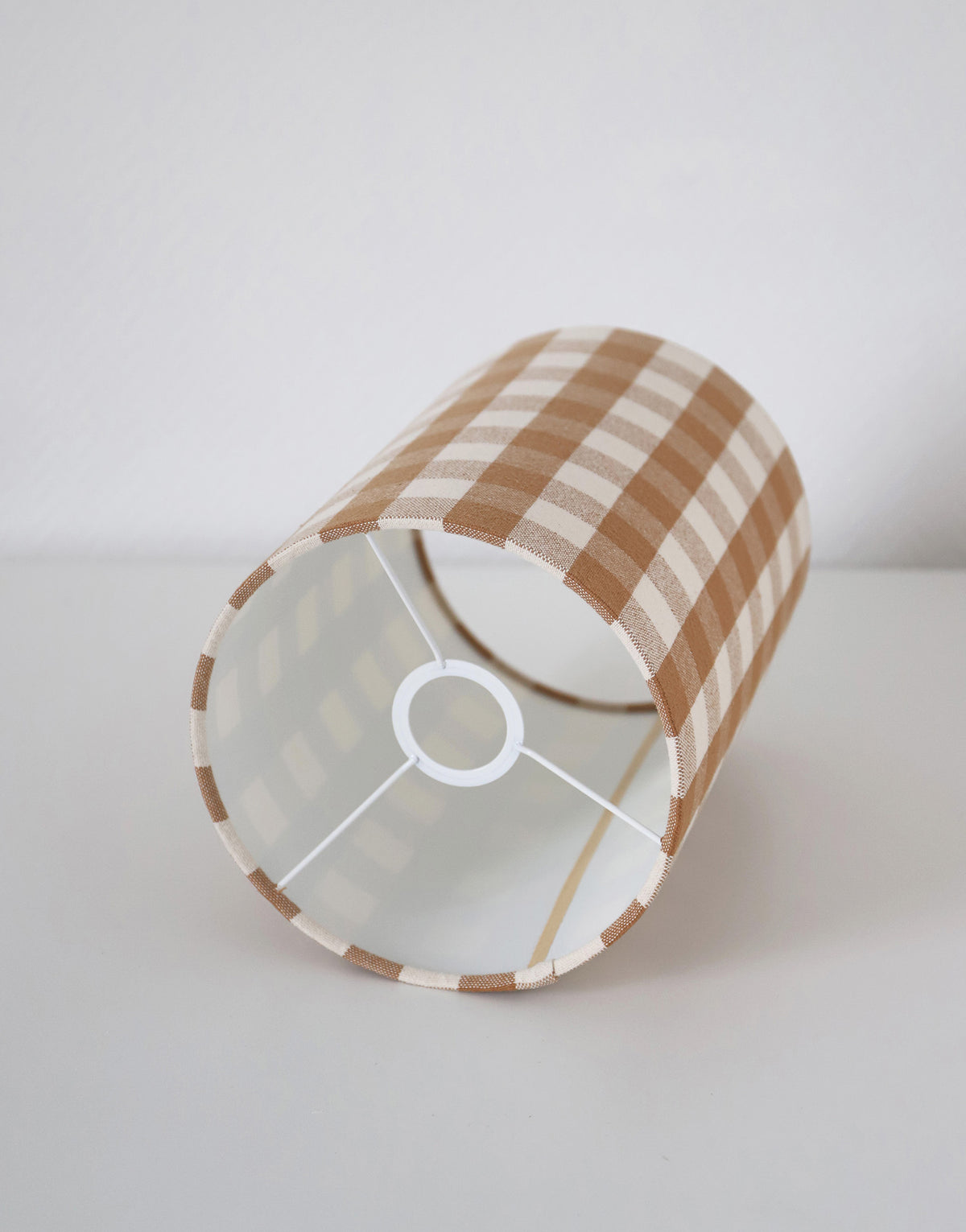 Lampe vintage recyclée — Céramique blanc cassé et abat-jour Vichy Camel
