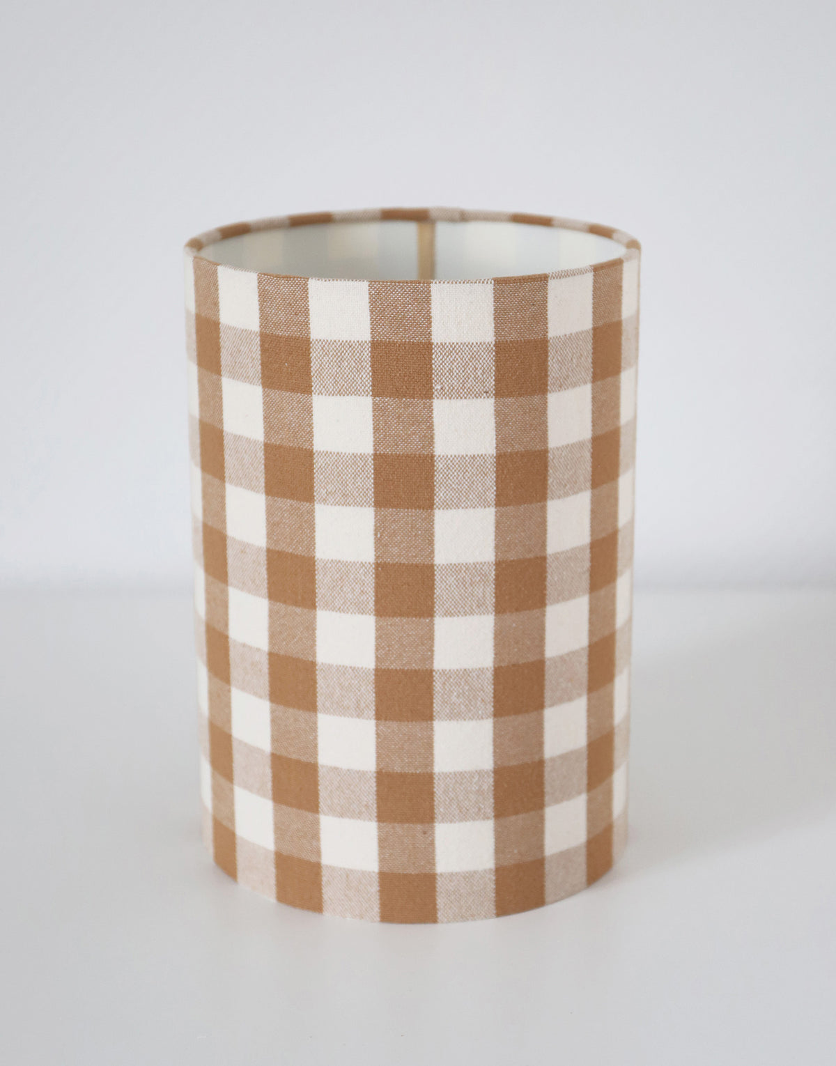 Lampe vintage recyclée — Céramique blanc cassé et abat-jour Vichy Camel