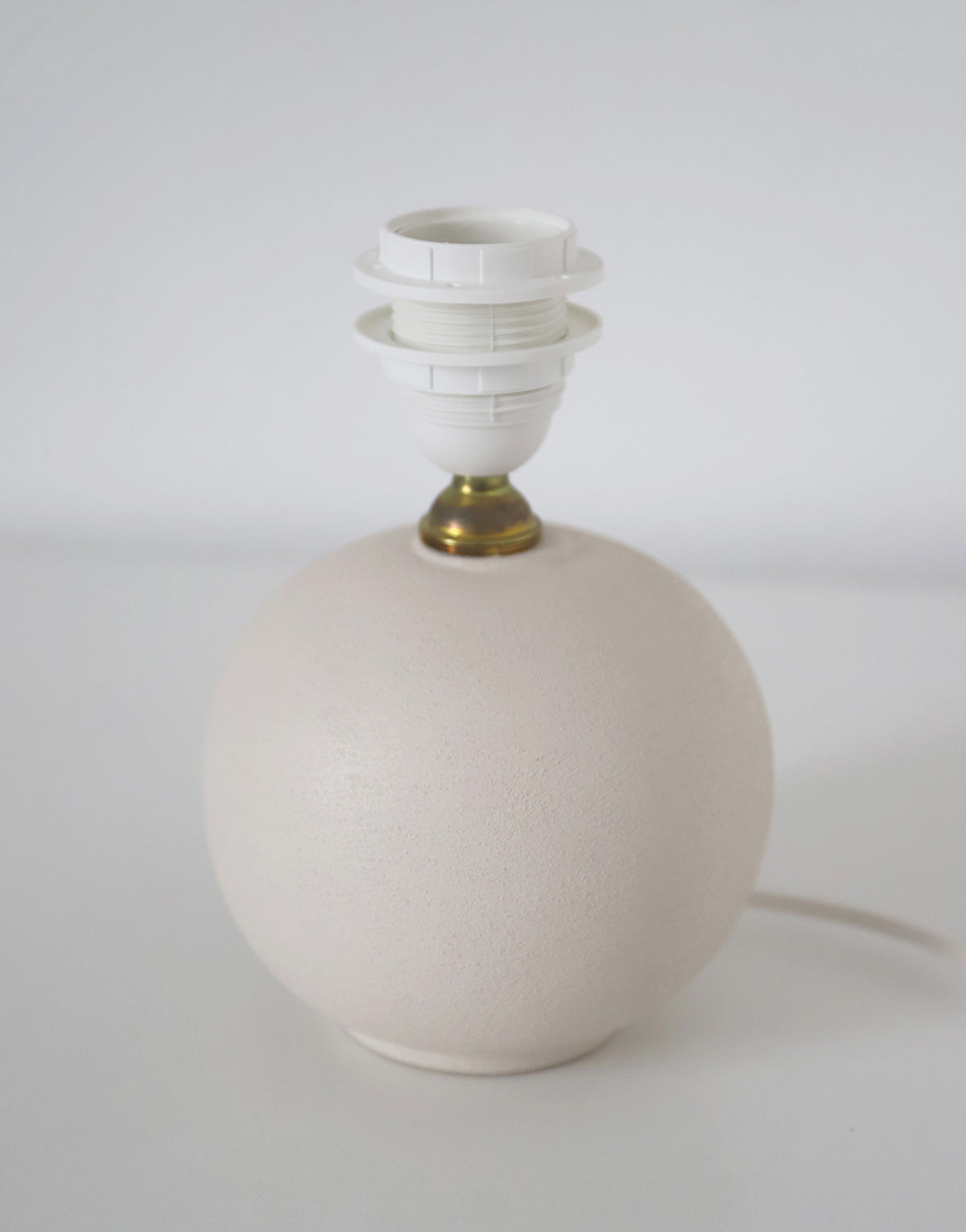 Lampe vintage recyclée — Céramique blanc cassé et abat-jour Vichy Camel