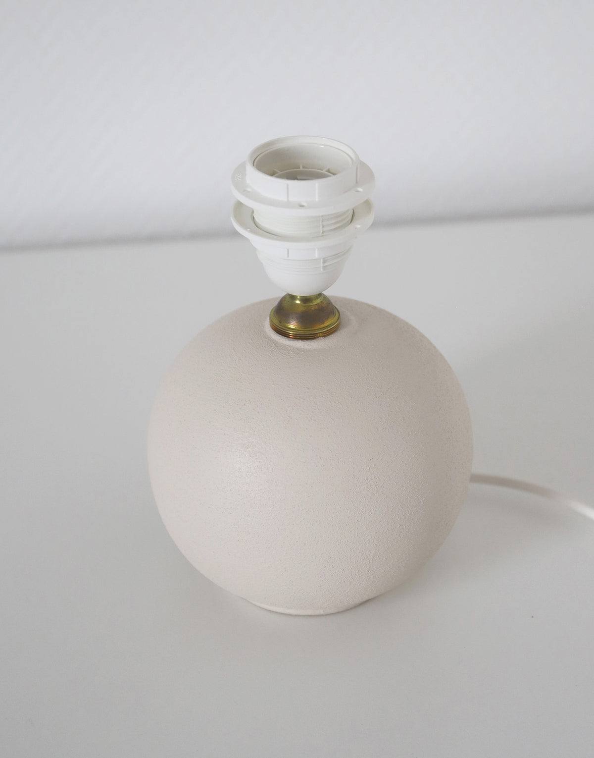 Lampe vintage recyclée — Céramique blanc cassé et abat-jour Vichy Camel