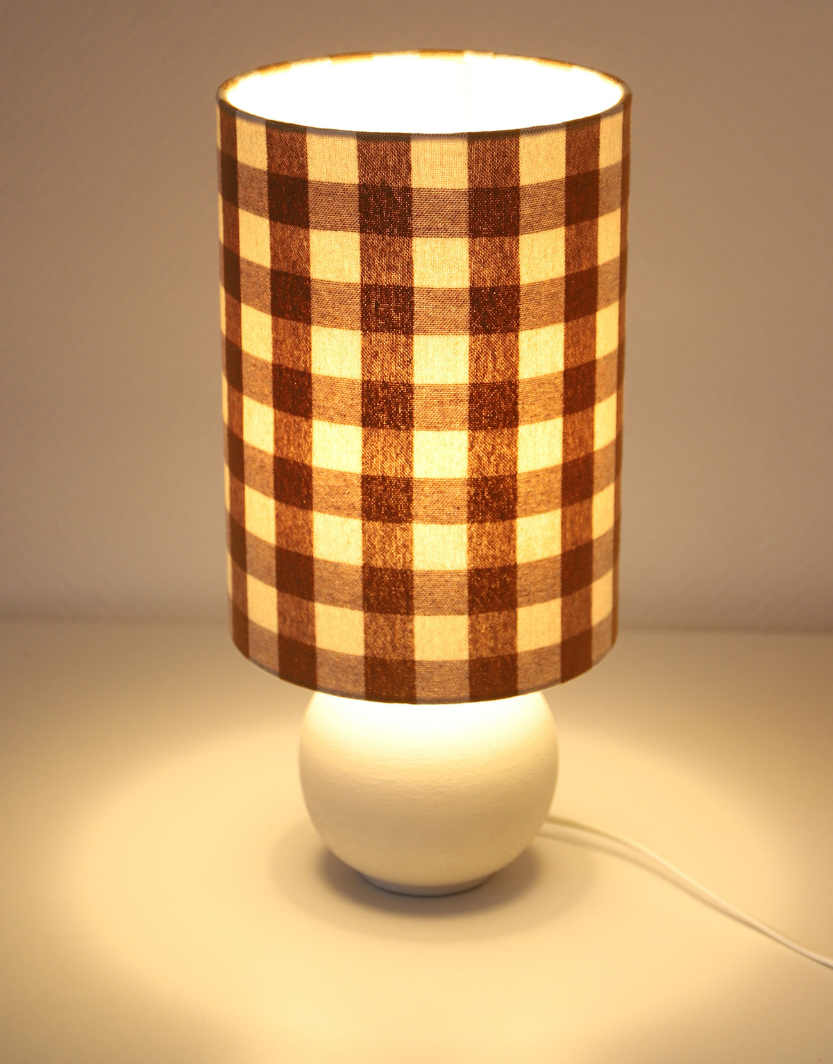 Lampe vintage recyclée — Céramique blanc cassé et abat-jour Vichy Camel