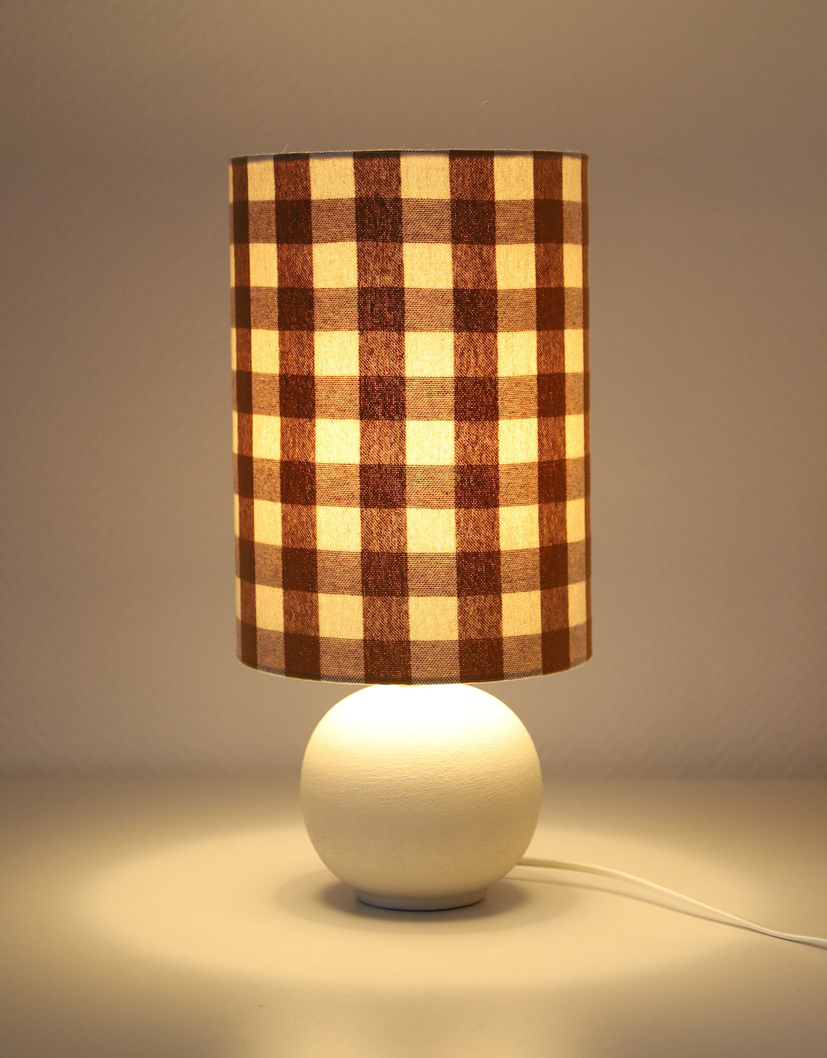 Lampe vintage recyclée — Céramique blanc cassé et abat-jour Vichy Camel