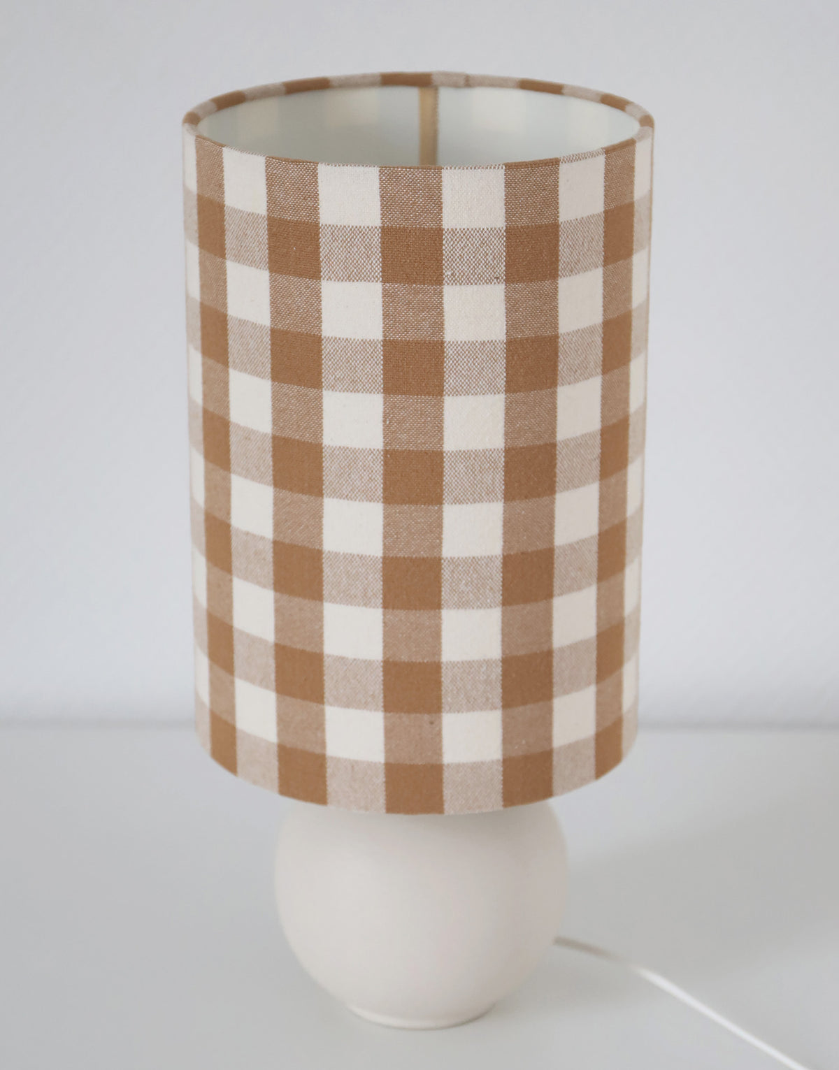 Lampe vintage recyclée — Céramique blanc cassé et abat-jour Vichy Camel