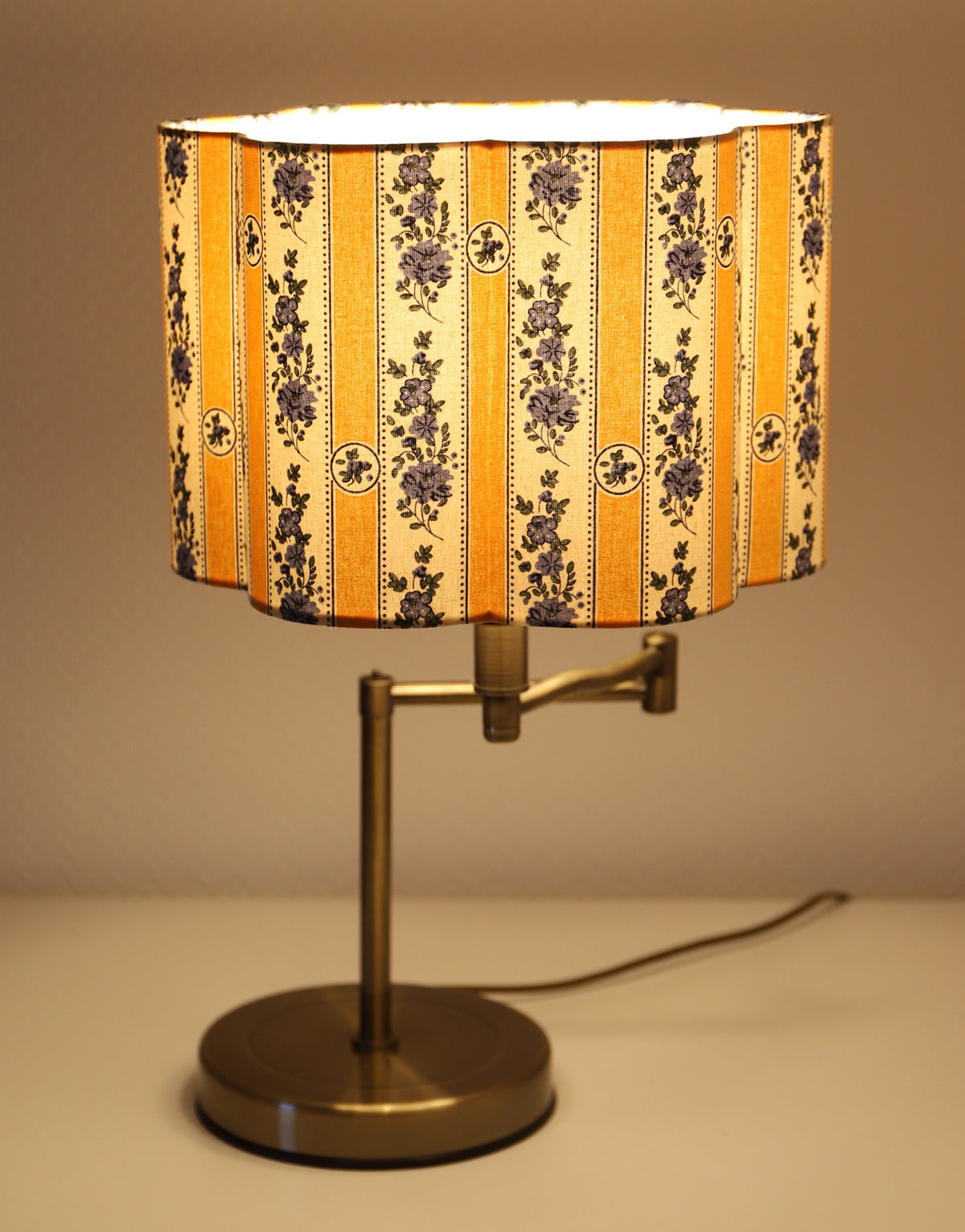 Lampe vintage recyclée — à bras pivotant, abat-jour festonné fleuri