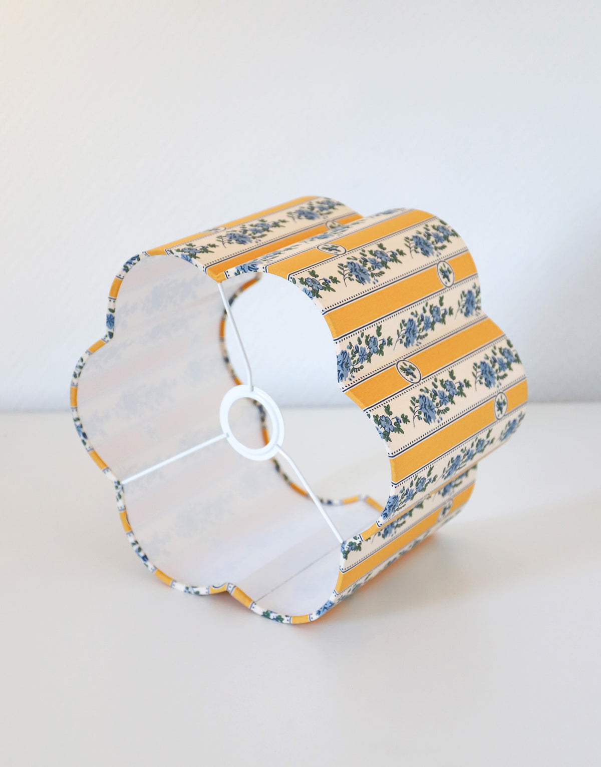 Lampe vintage recyclée — à bras pivotant, abat-jour festonné fleuri