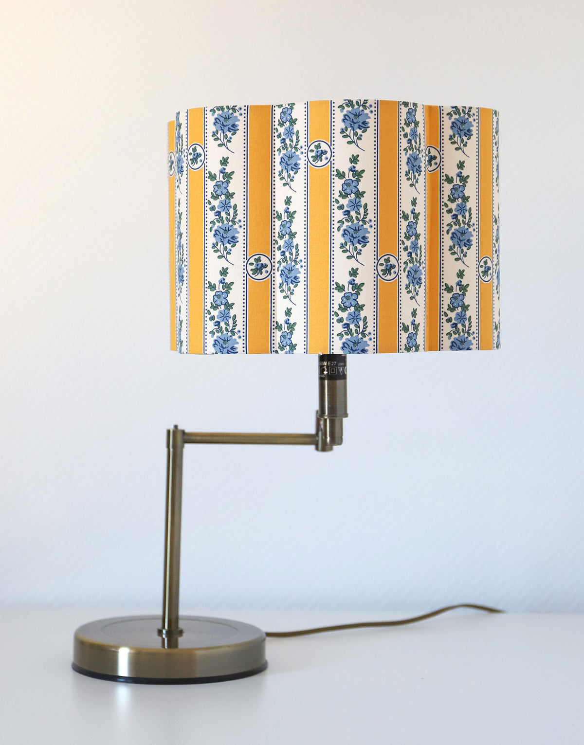 Lampe vintage recyclée — à bras pivotant, abat-jour festonné fleuri