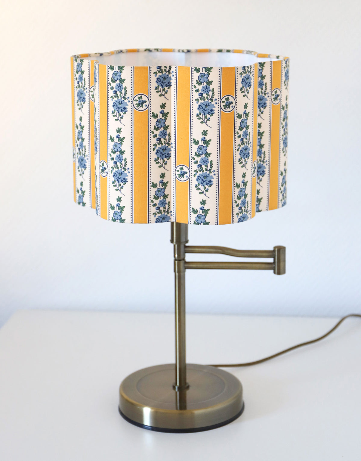 Lampe vintage recyclée — à bras pivotant, abat-jour festonné fleuri