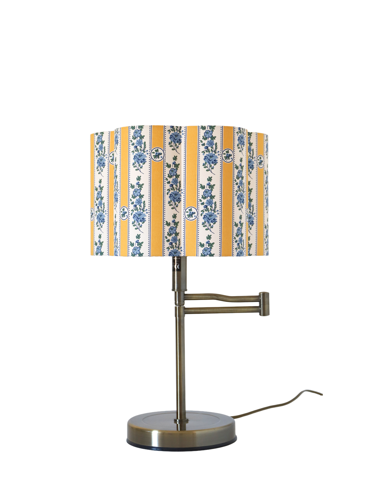 Lampe vintage recyclée — à bras pivotant, abat-jour festonné fleuri