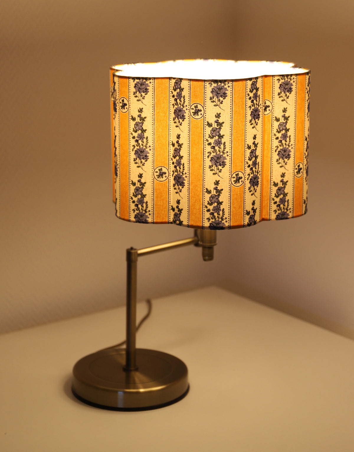 Lampe vintage recyclée — à bras pivotant, abat-jour festonné fleuri
