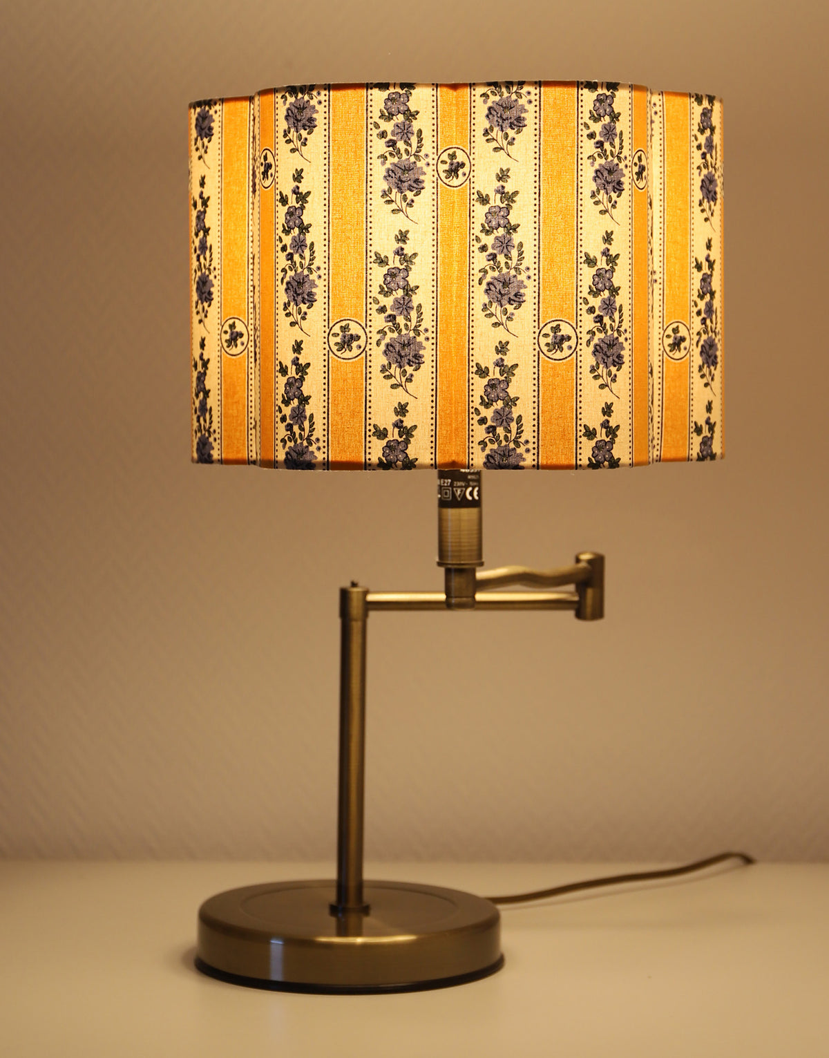 Lampe vintage recyclée — à bras pivotant, abat-jour festonné fleuri
