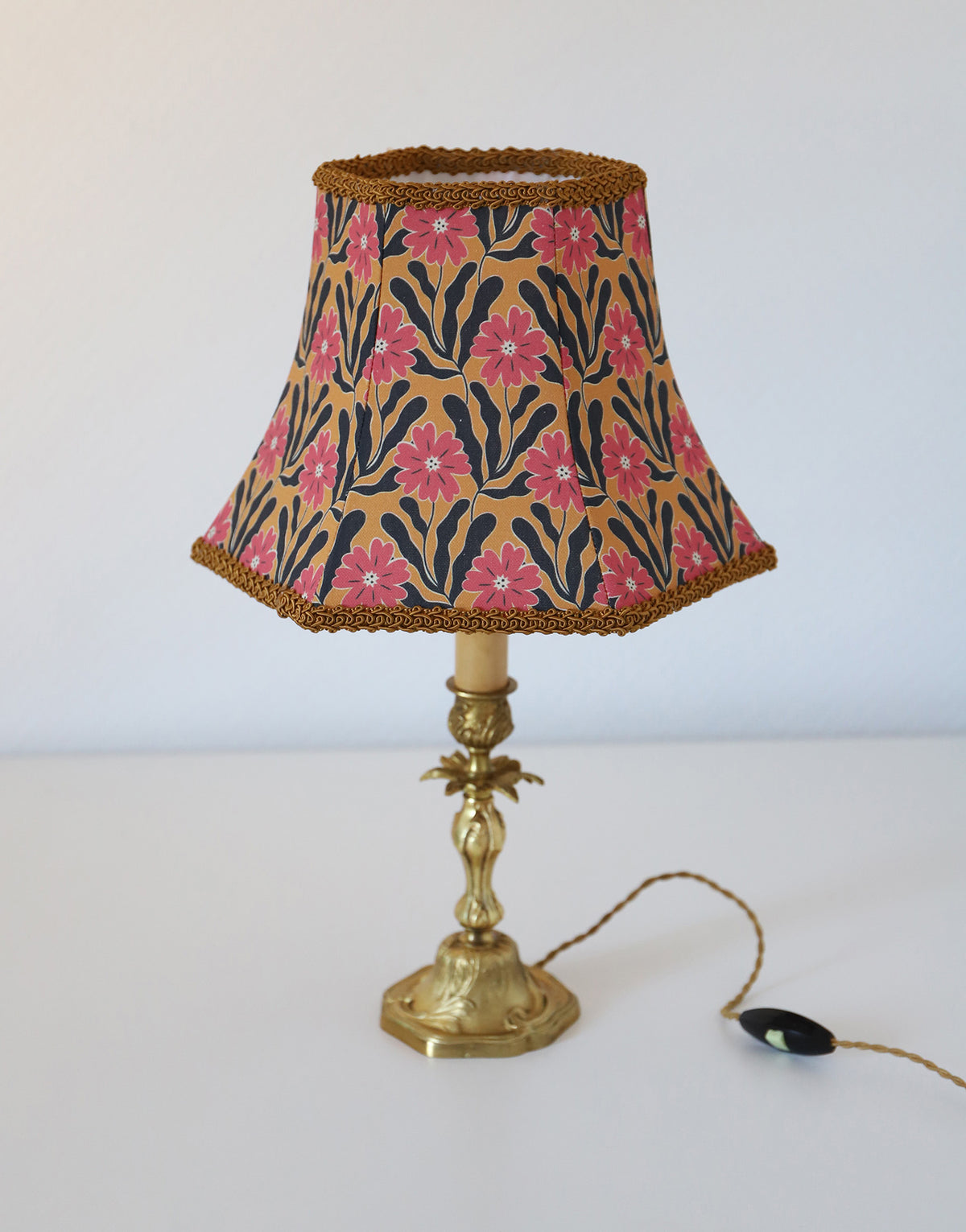 Lampe vintage recyclée —  pied bougeoir bronze ancien et fleurs graphiques