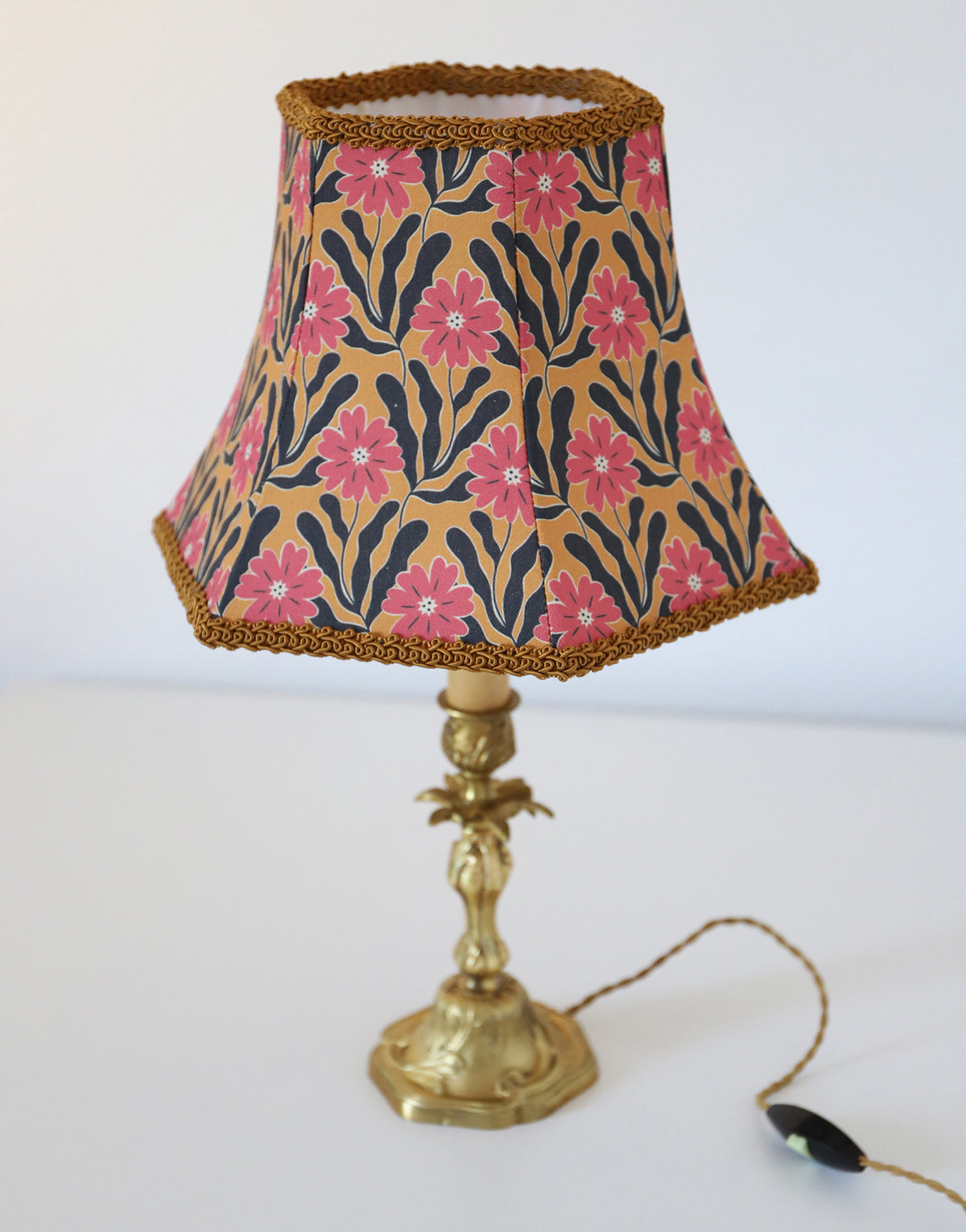 Lampe vintage recyclée —  pied bougeoir bronze ancien et fleurs graphiques