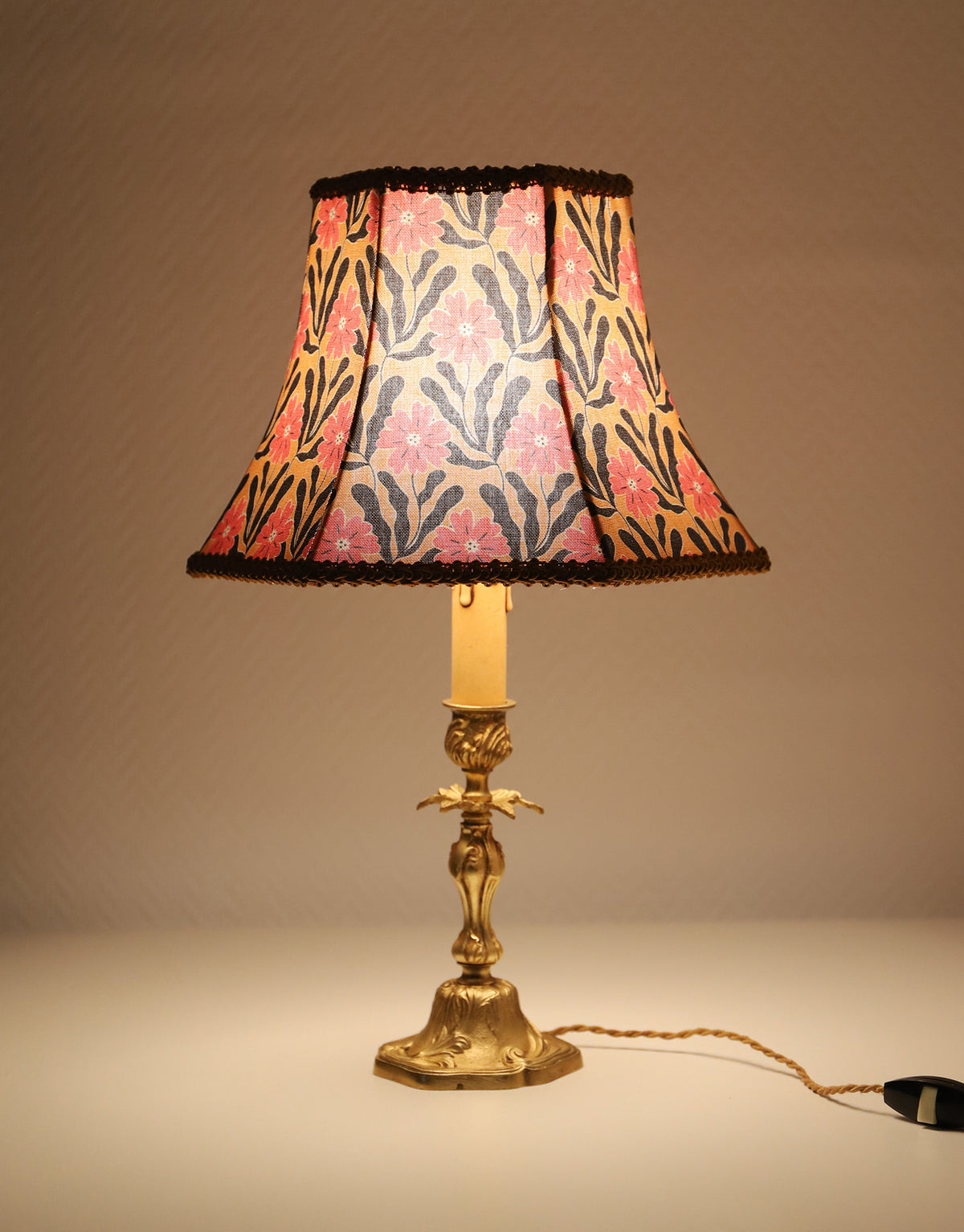 Lampe vintage recyclée —  pied bougeoir bronze ancien et fleurs graphiques
