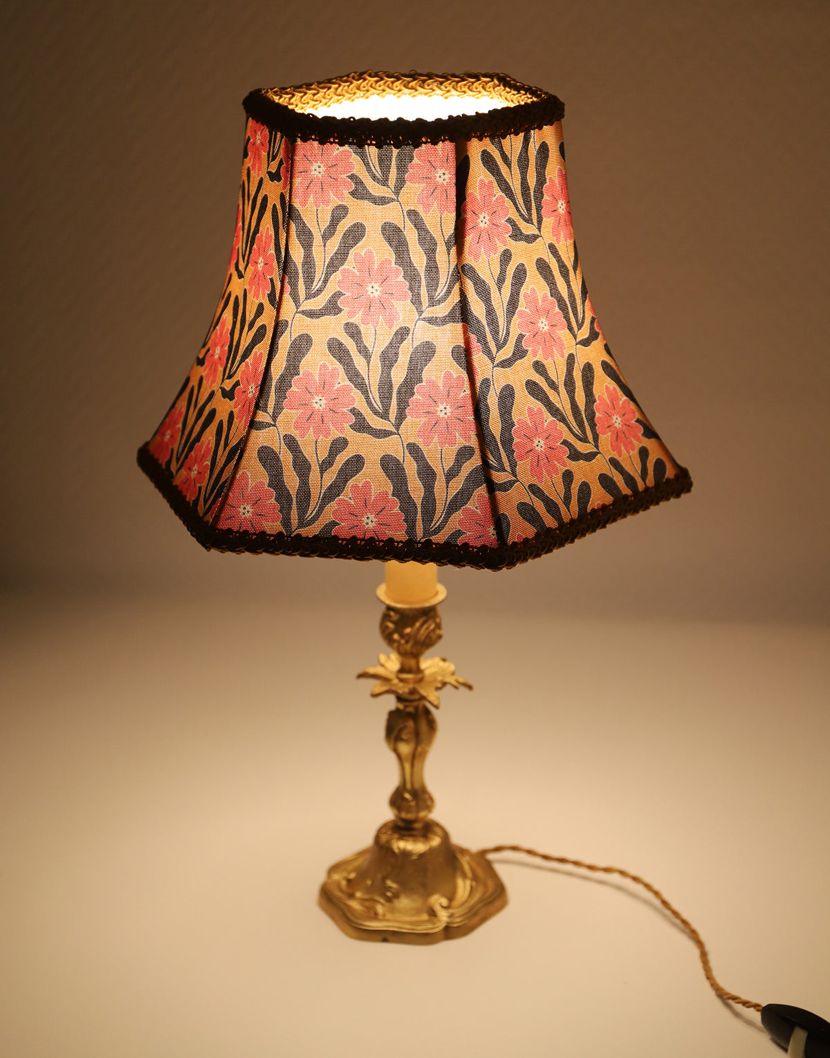 Lampe vintage recyclée —  pied bougeoir bronze ancien et fleurs graphiques