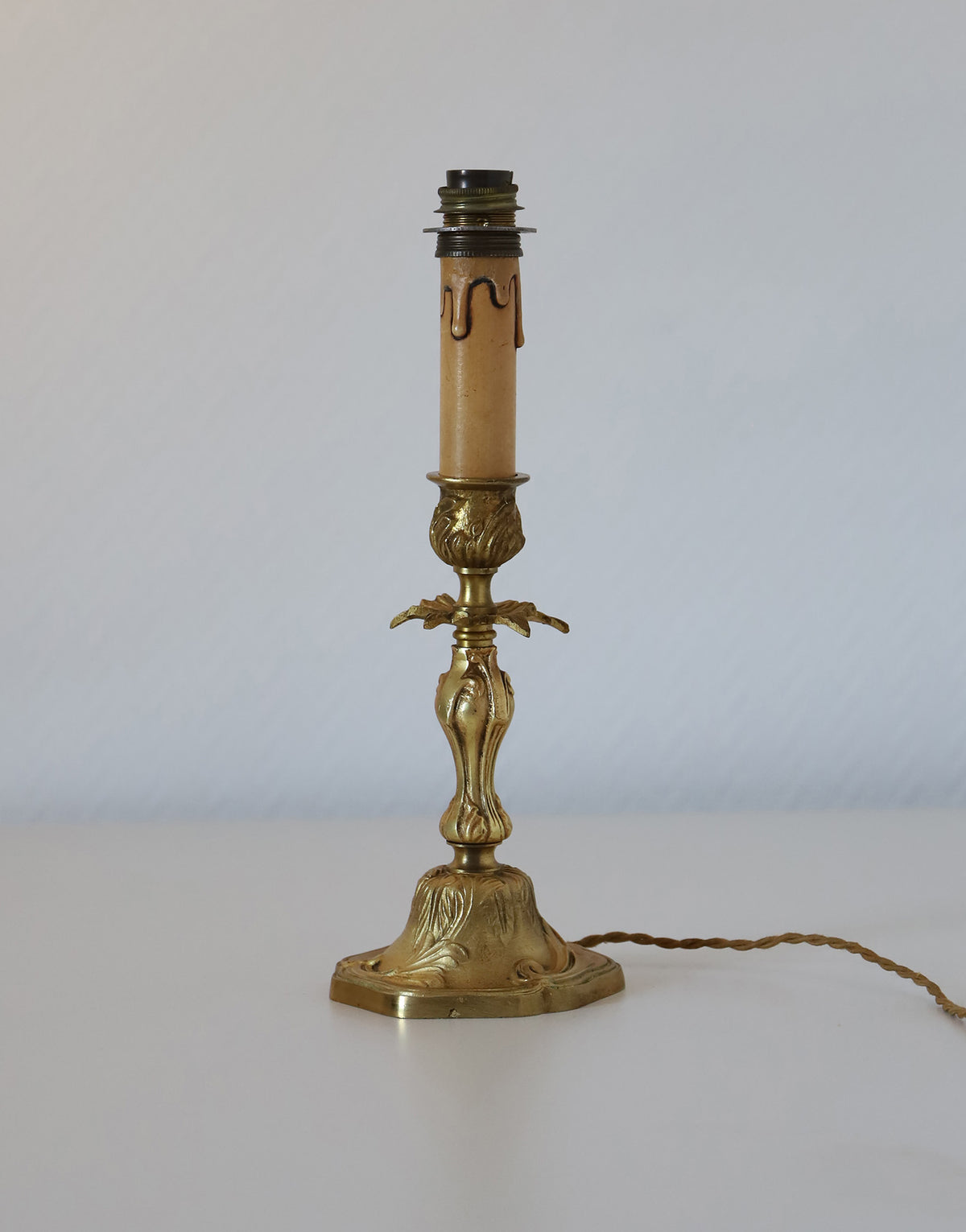 Lampe vintage recyclée —  pied bougeoir bronze ancien et fleurs graphiques