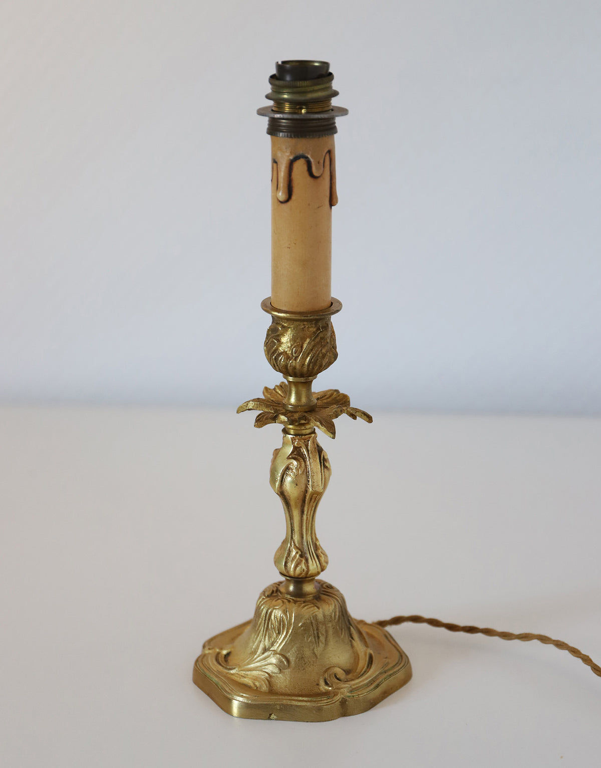Lampe vintage recyclée —  pied bougeoir bronze ancien et fleurs graphiques