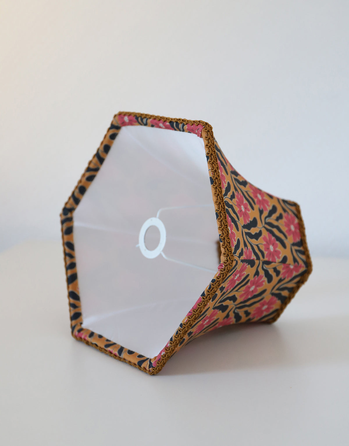 Lampe vintage recyclée —  pied bougeoir bronze ancien et fleurs graphiques