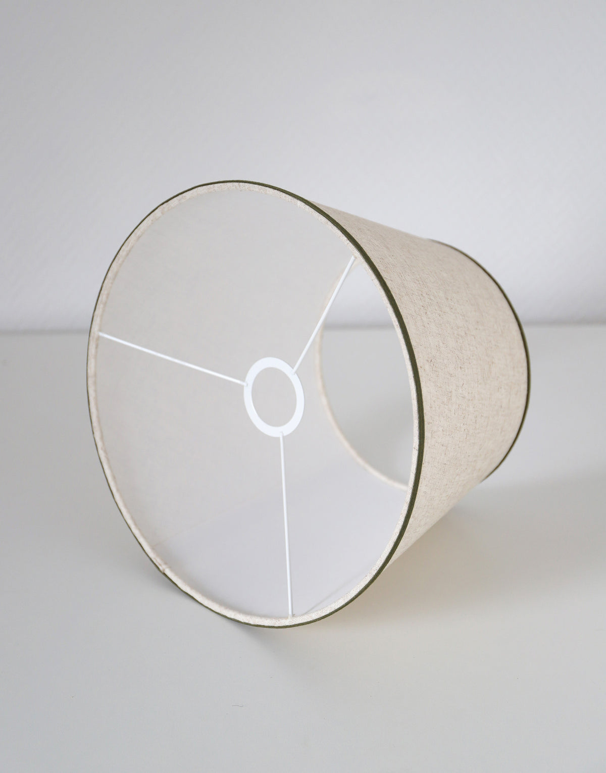 Lampe vintage recyclée — pied boule céramique art déco et abat-jour lin
