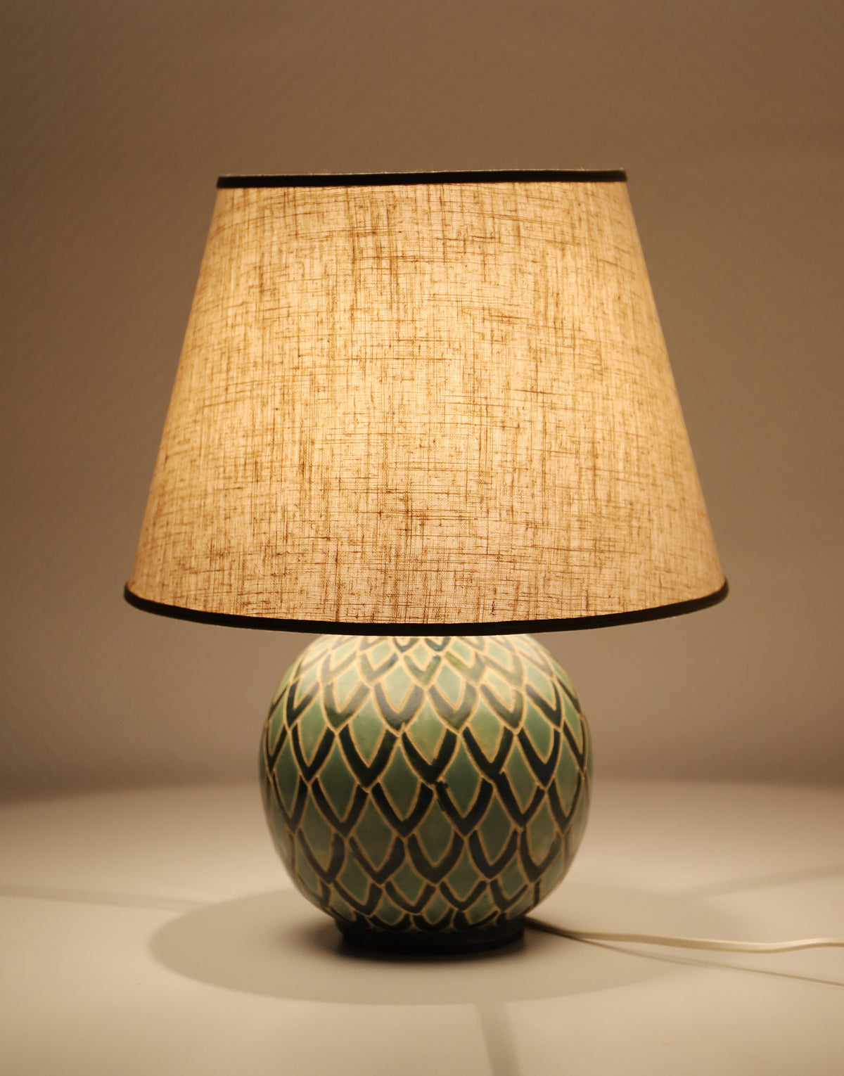 Lampe vintage recyclée — pied boule céramique art déco et abat-jour lin