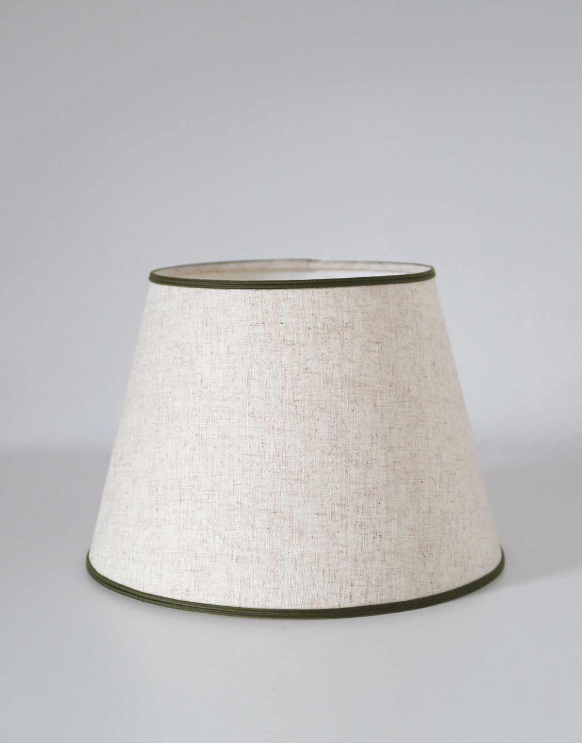 Lampe vintage recyclée — pied boule céramique art déco et abat-jour lin