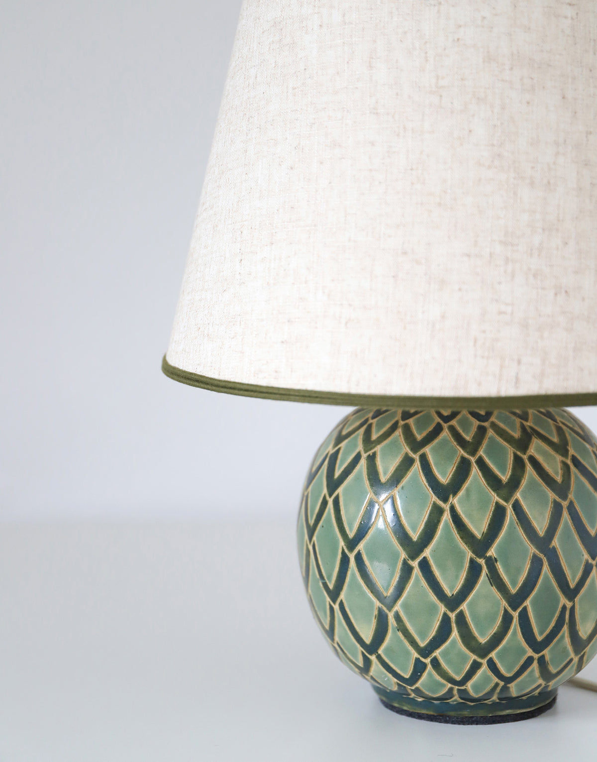 Lampe vintage recyclée — pied boule céramique art déco et abat-jour lin