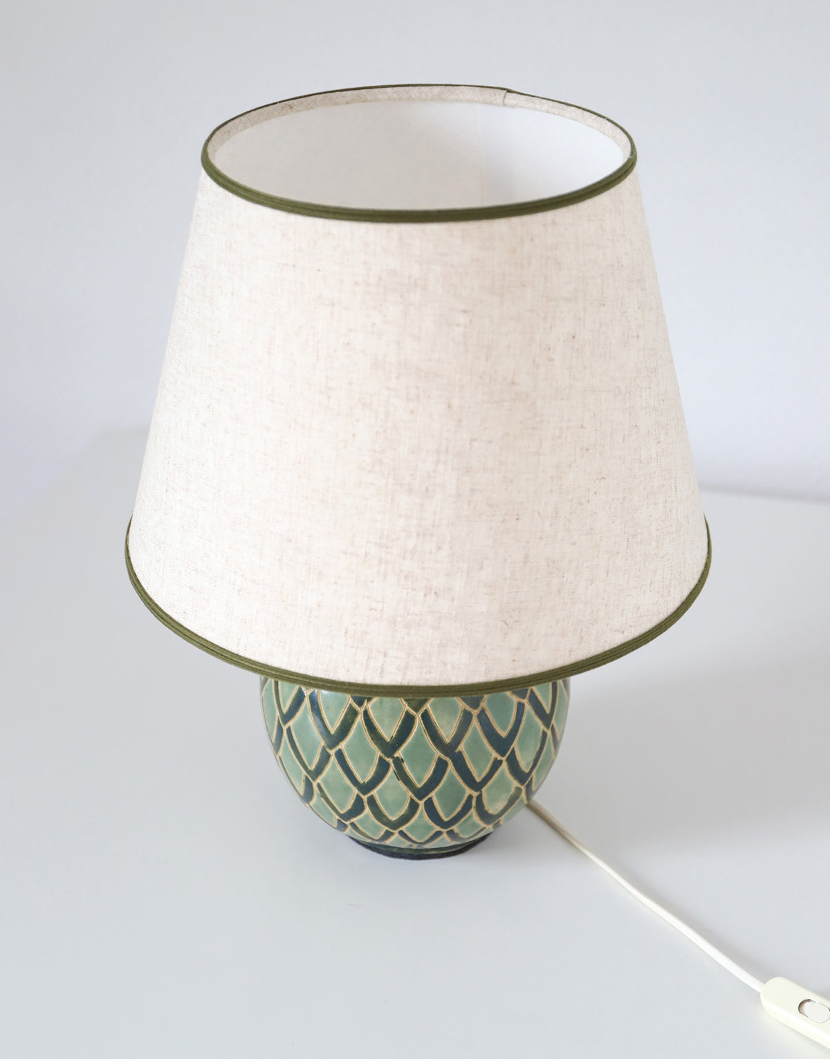 Lampe vintage recyclée — pied boule céramique art déco et abat-jour lin