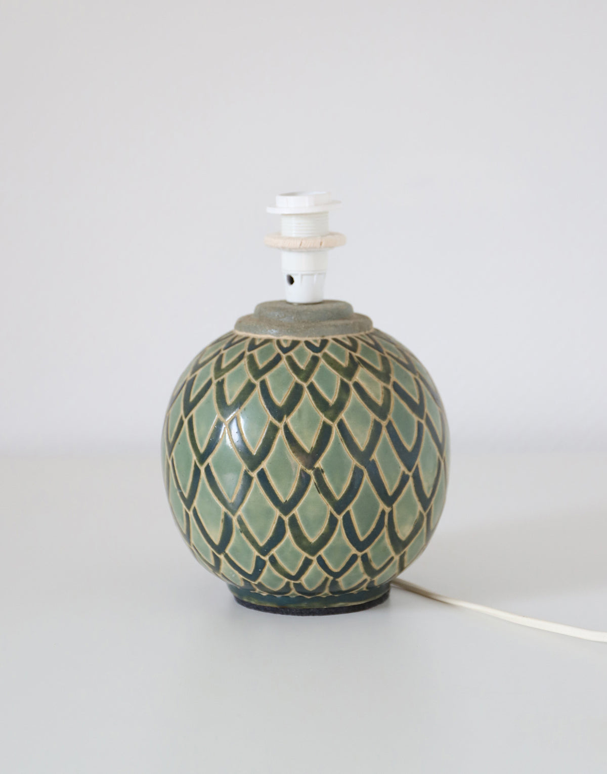 Lampe vintage recyclée — pied boule céramique art déco et abat-jour lin
