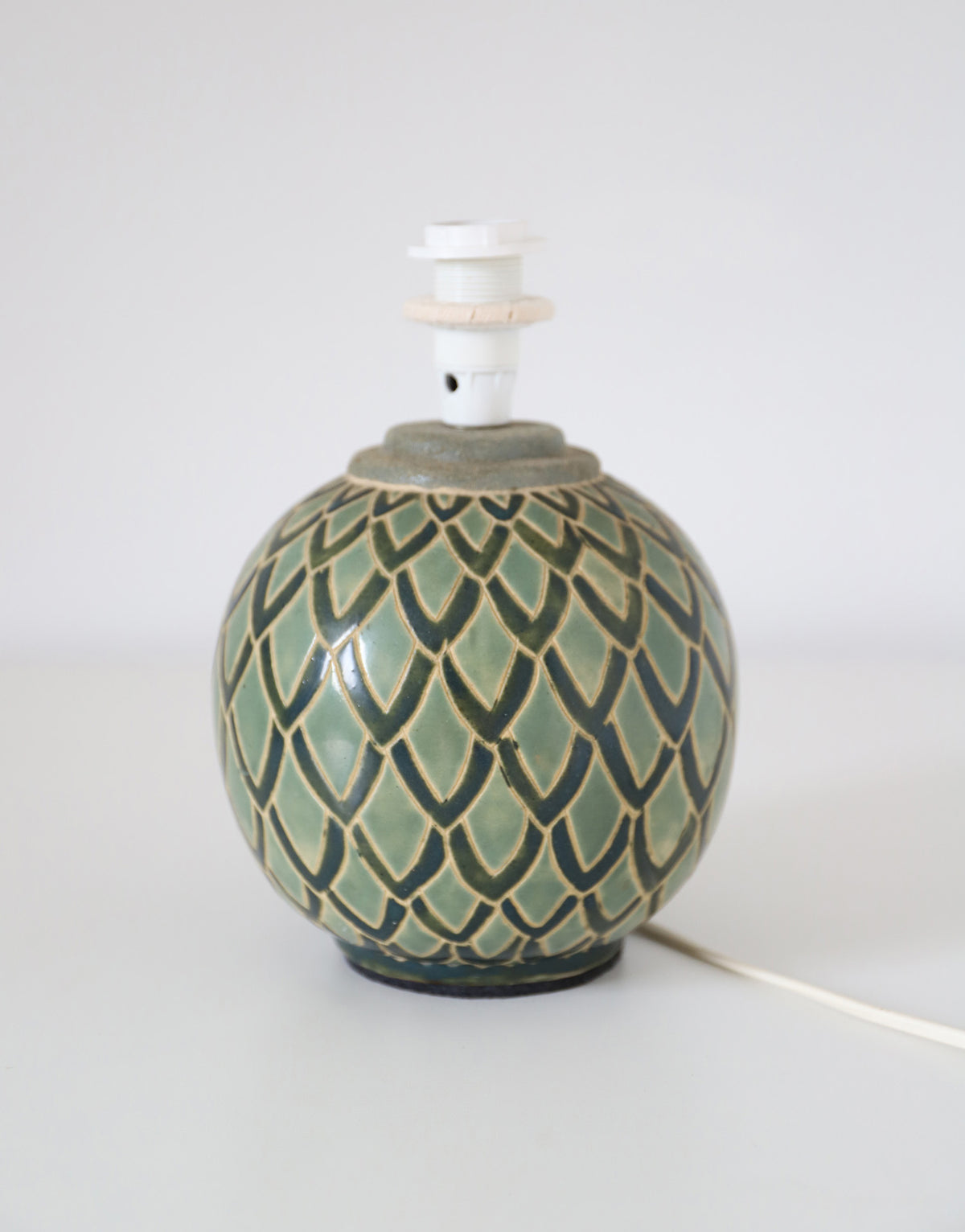 Lampe vintage recyclée — pied boule céramique art déco et abat-jour lin