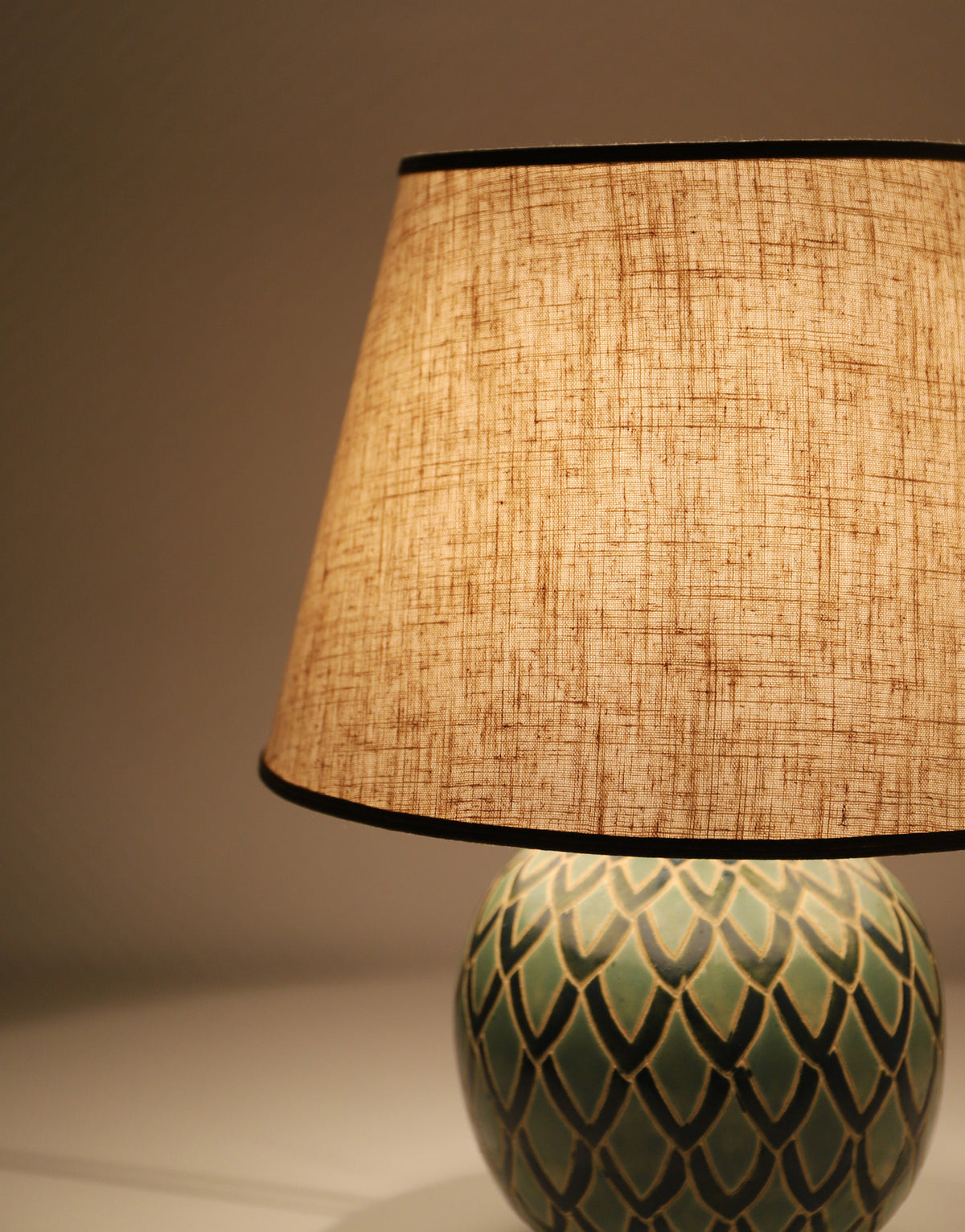 Lampe vintage recyclée — pied boule céramique art déco et abat-jour lin