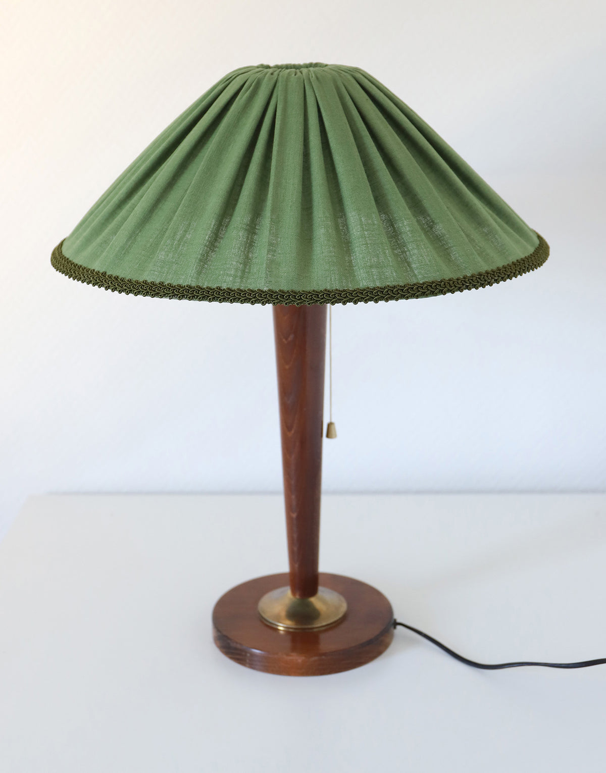 Lámpara vintage reciclada — pie de candelabro de bronce antiguo y flores gráficas