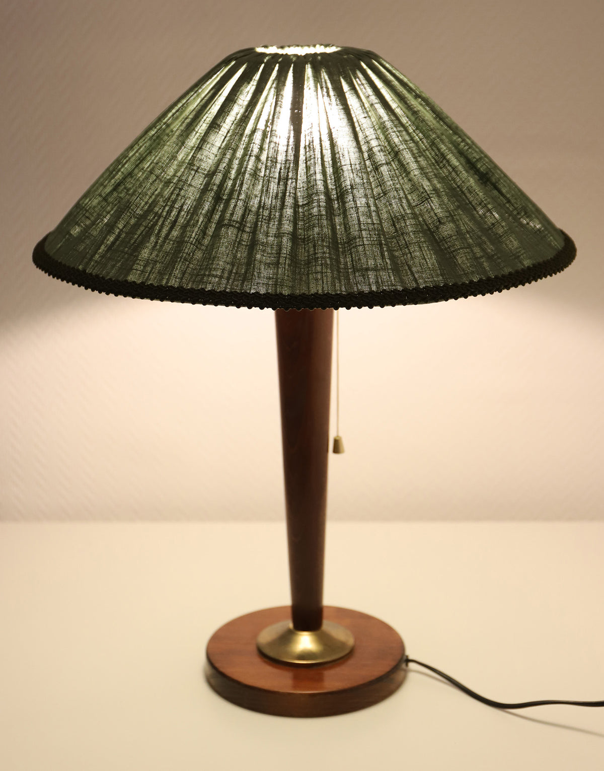 Lámpara vintage reciclada — pie de candelabro de bronce antiguo y flores gráficas