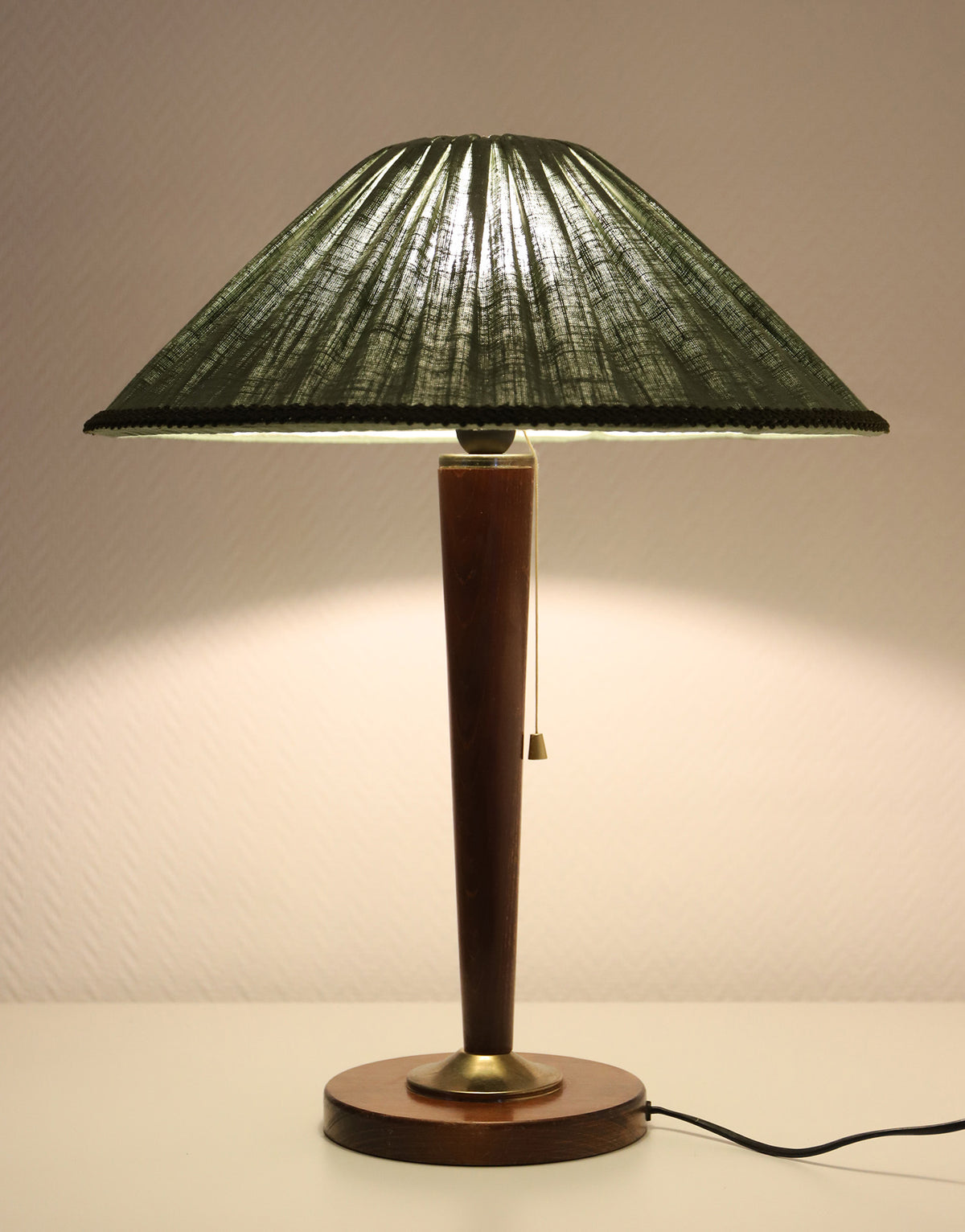 Lámpara vintage reciclada — pie de candelabro de bronce antiguo y flores gráficas