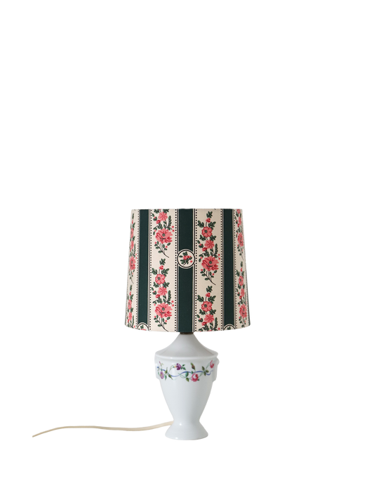 Petite lampe vintage recyclée —  pied en porcelaine, abat-jour fleuri
