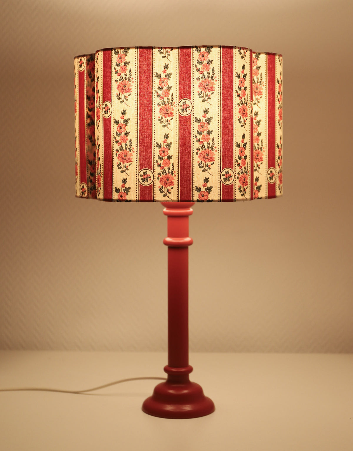Lámpara vintage reciclada — con brazo giratorio, pantalla festoneada floral