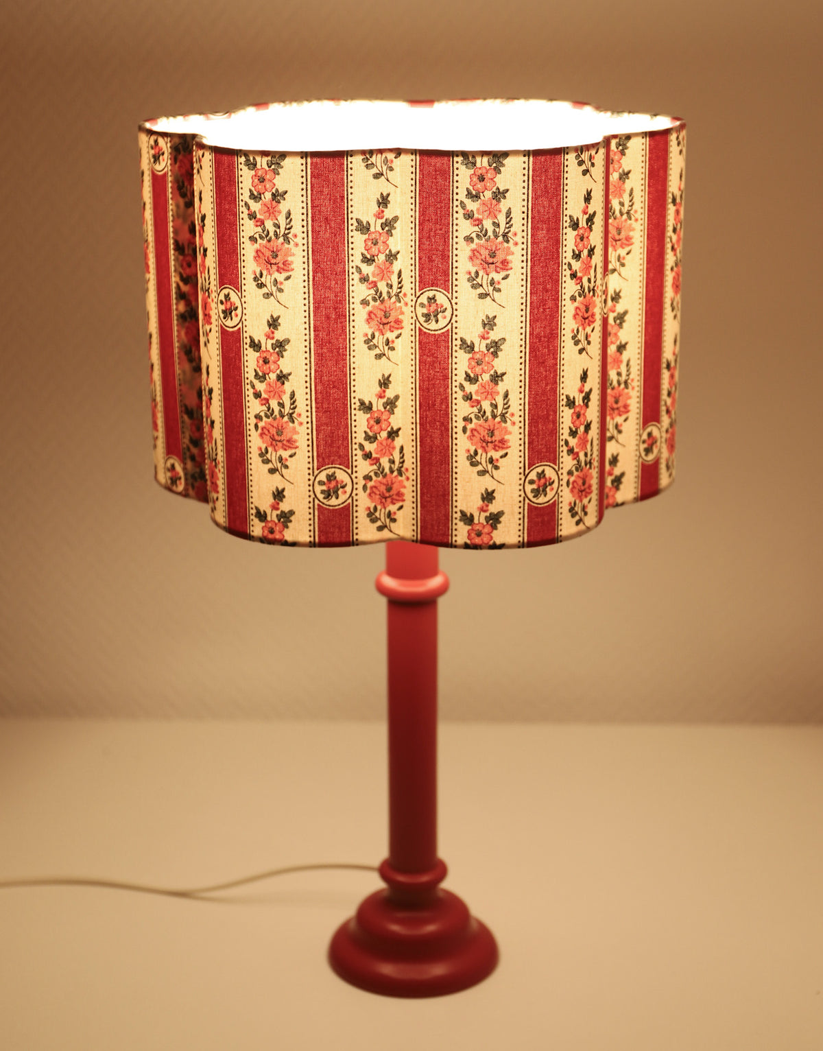 Lámpara vintage reciclada — con brazo giratorio, pantalla festoneada floral