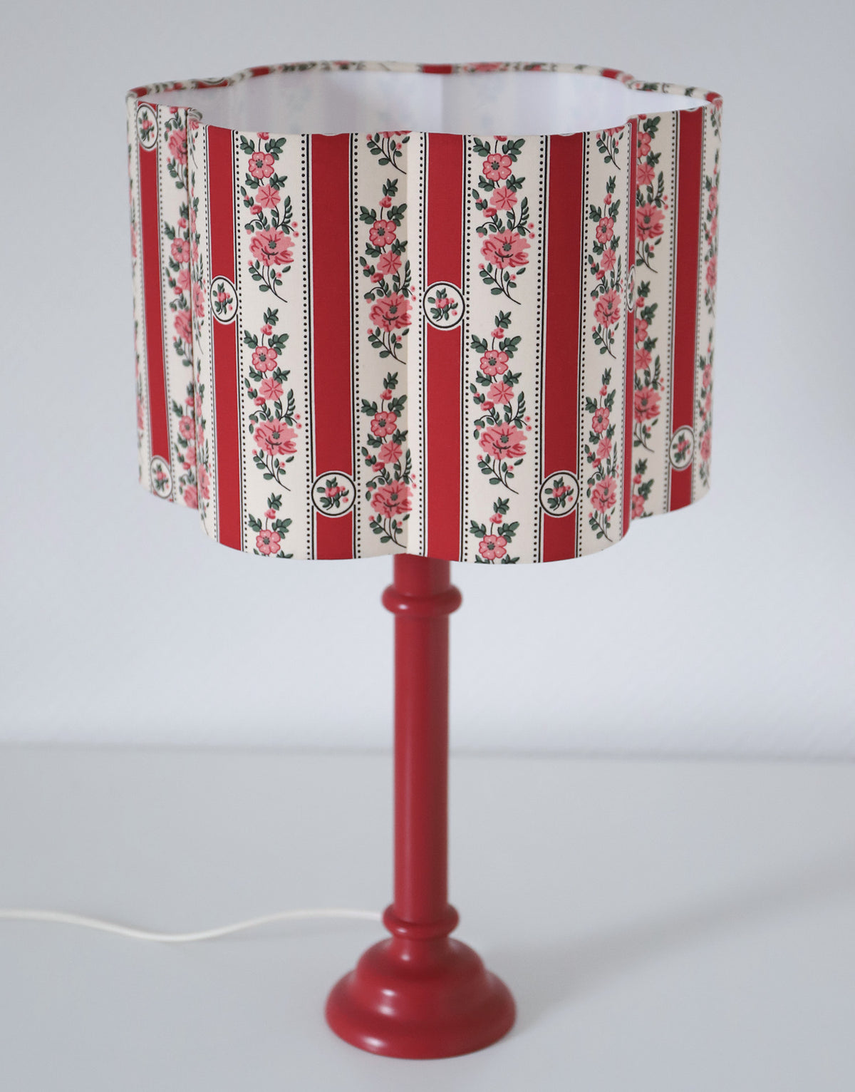 Lámpara vintage reciclada — con brazo giratorio, pantalla festoneada floral