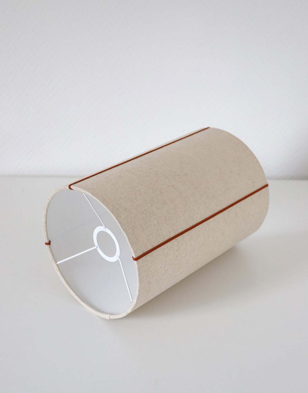 Lampe vintage recyclée — pied céramique miel, abat-jour lin naturel