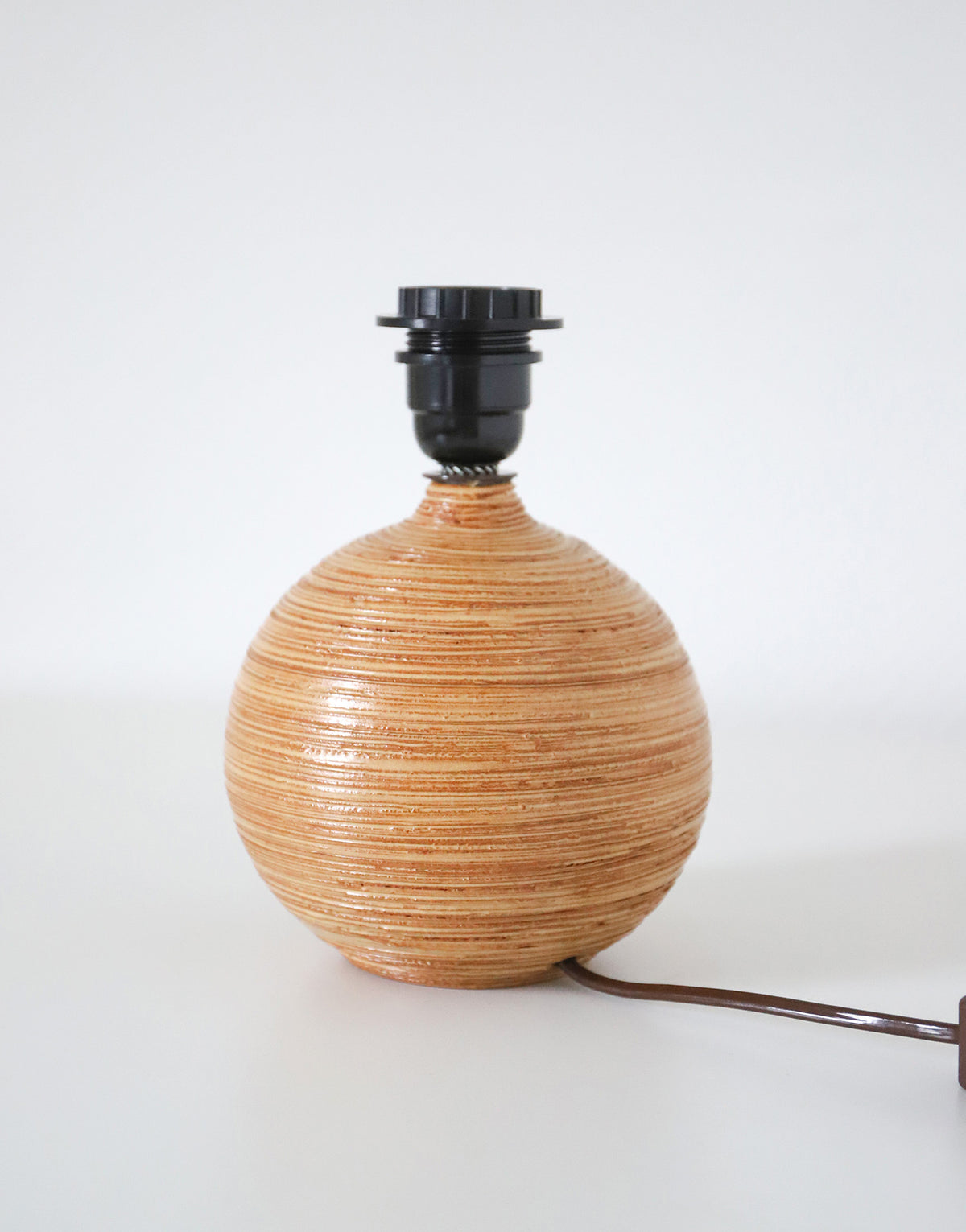 Lampe vintage recyclée — pied céramique miel, abat-jour lin naturel