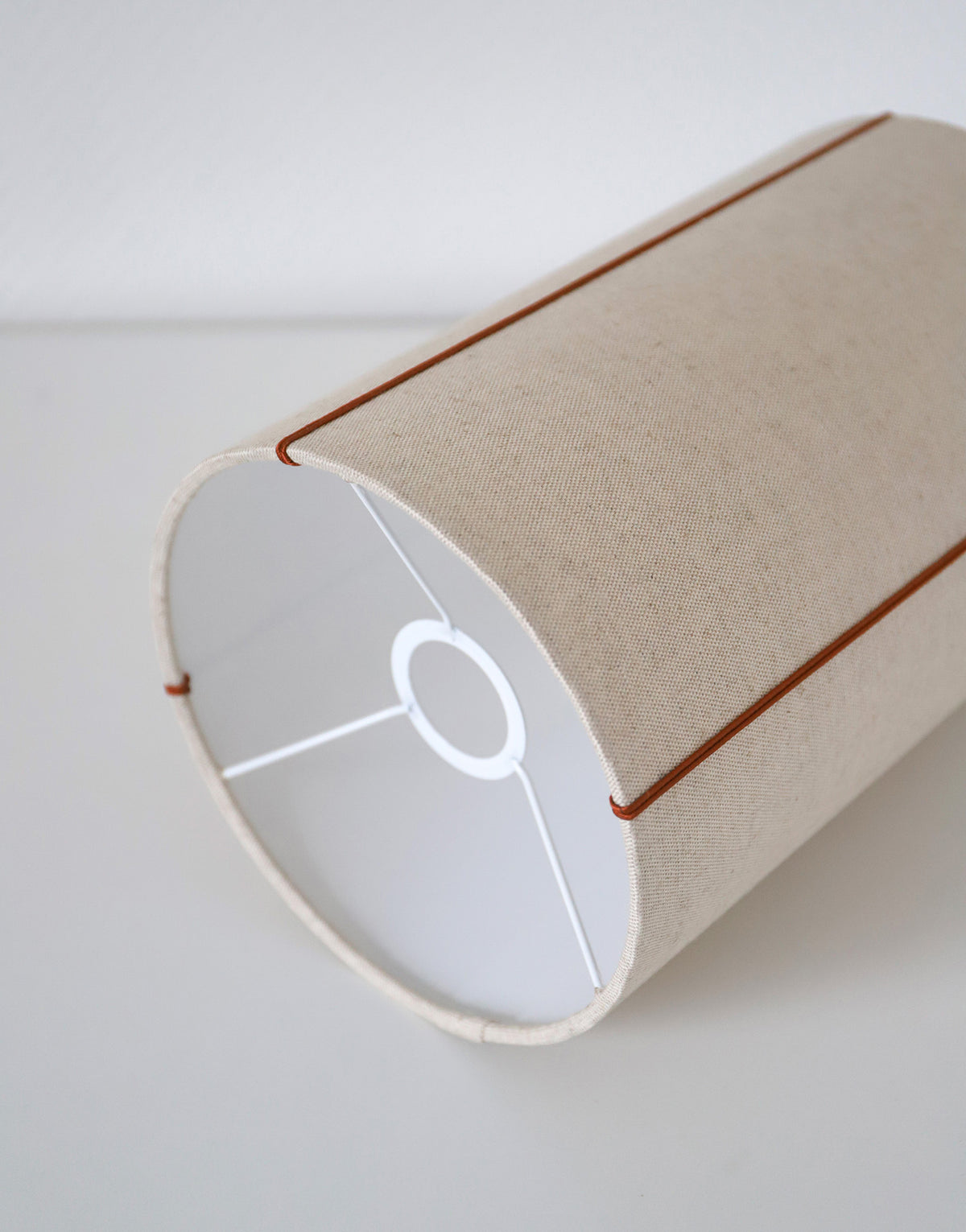 Lampe vintage recyclée — pied céramique miel, abat-jour lin naturel