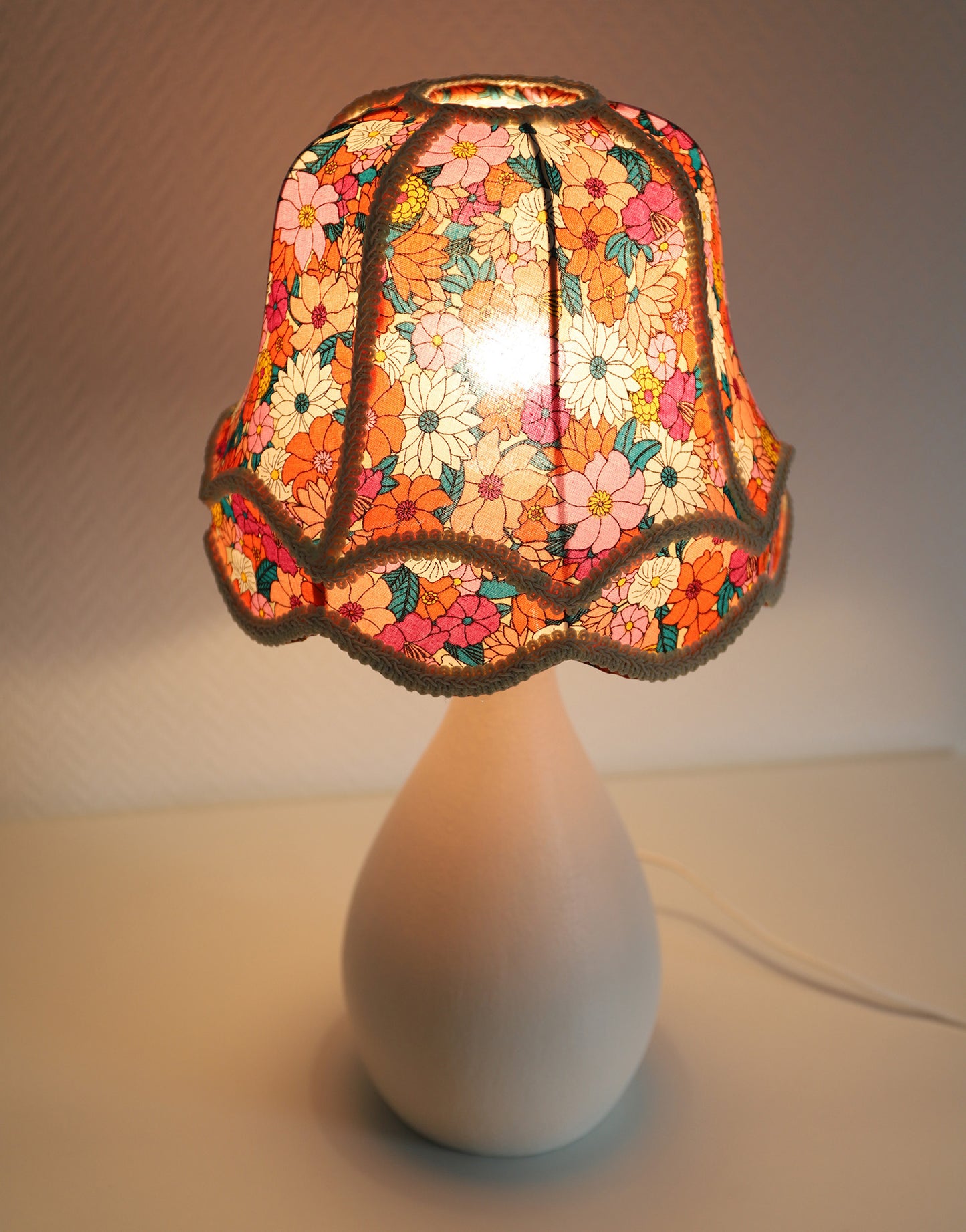 Lampe à poser, pied en céramique et abat-jour ancien forme "cloche"