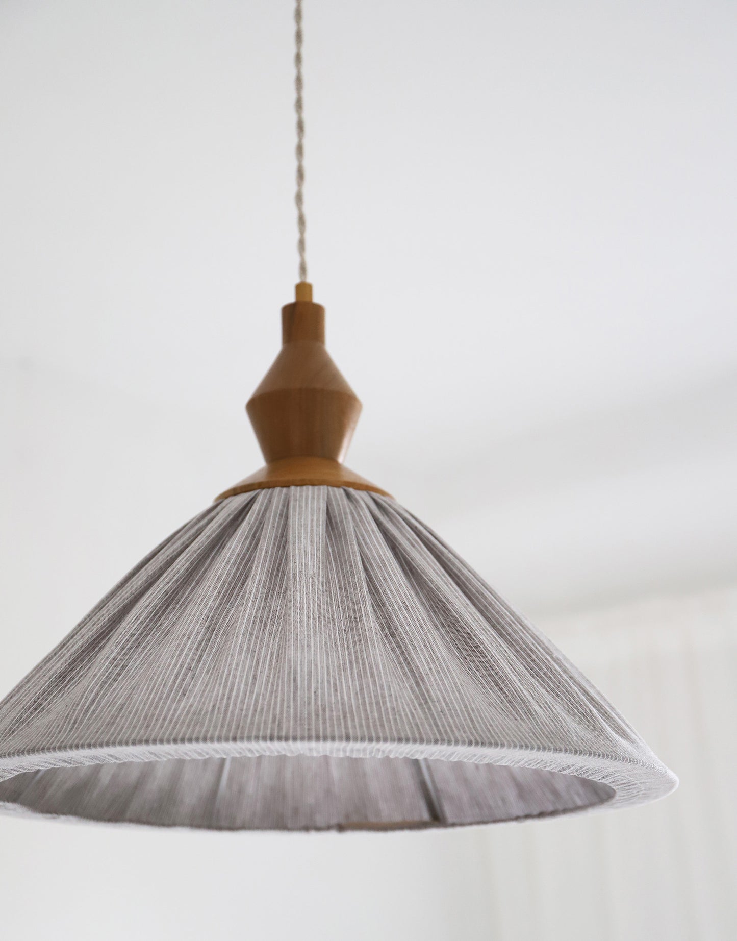 Suspension plissée Olga lin et coton fines rayures classic grey