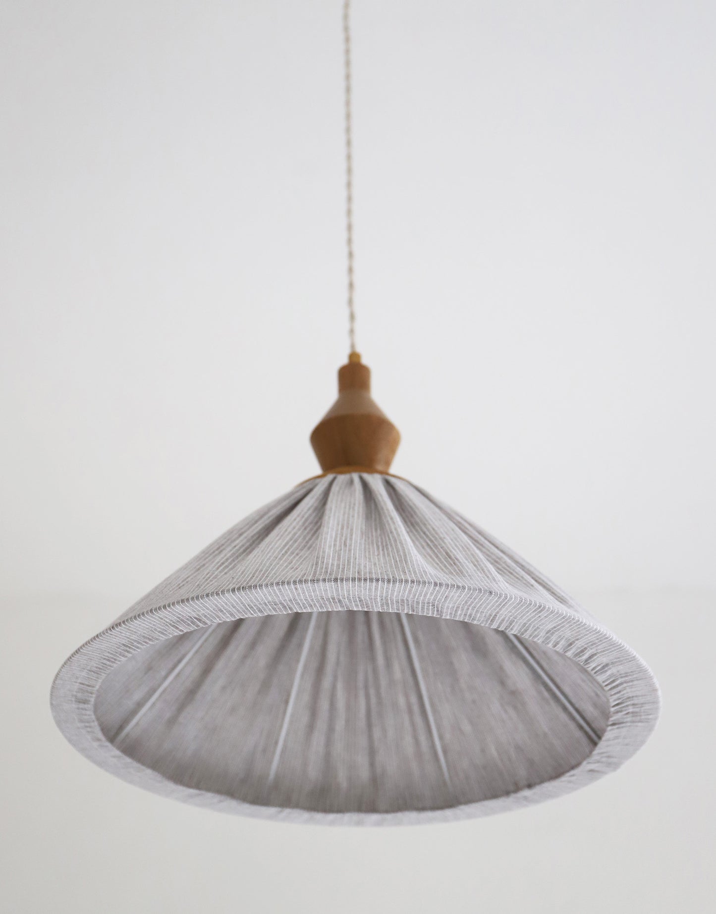 Suspension plissée Olga lin et coton fines rayures classic grey