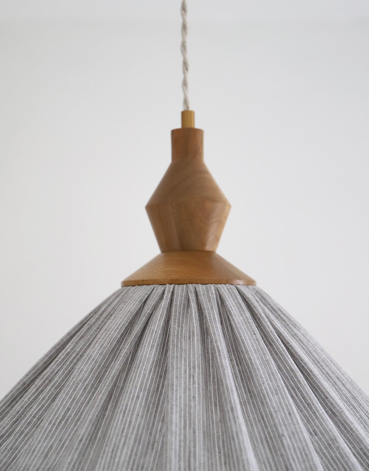 Suspension plissée Olga lin et coton fines rayures classic grey