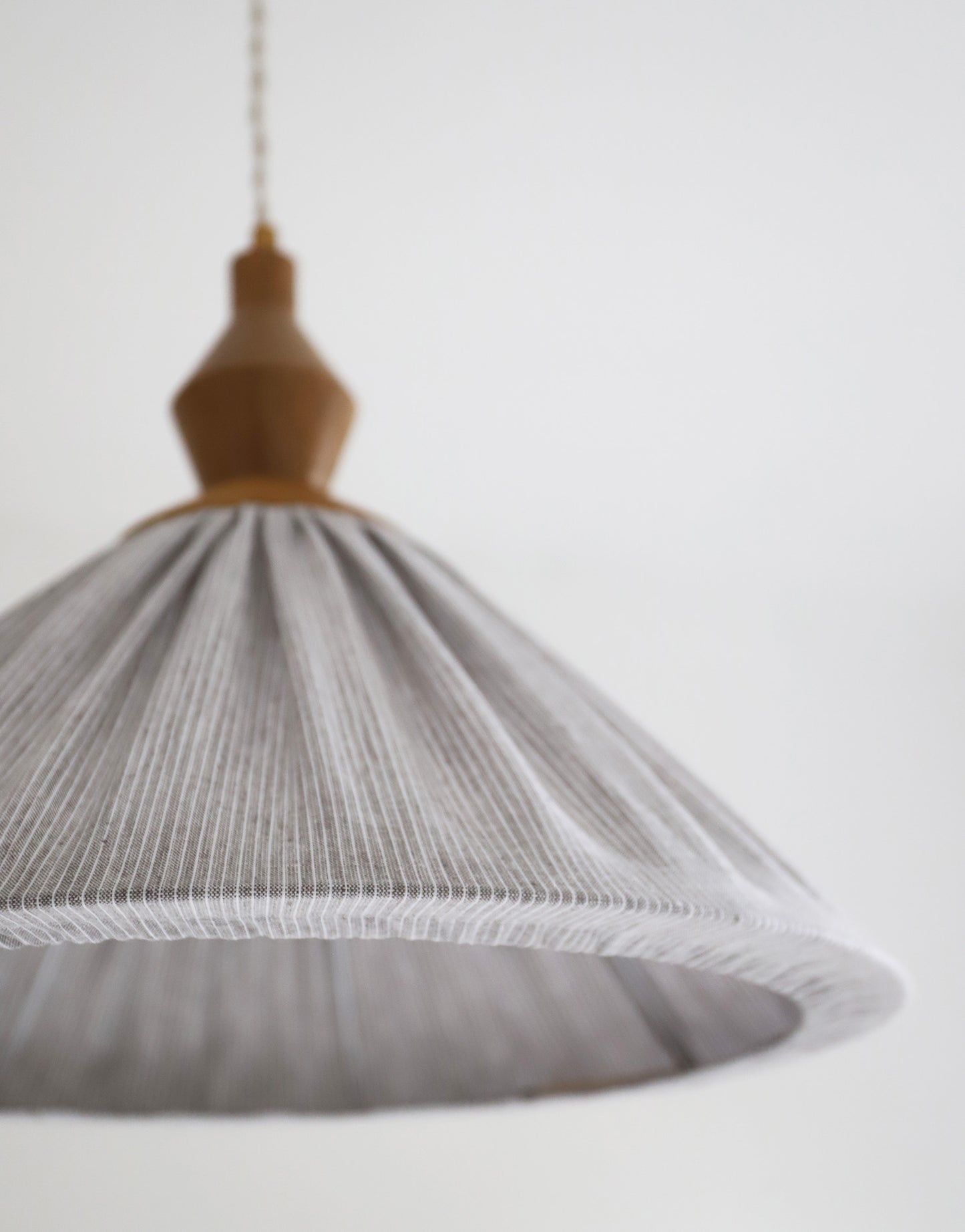 Suspension plissée Olga lin et coton fines rayures classic grey