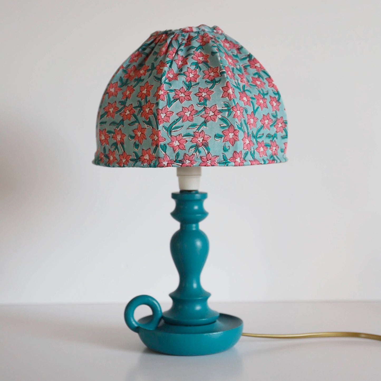 Petite lampe bougeoir à poser, abat-jour fleurie