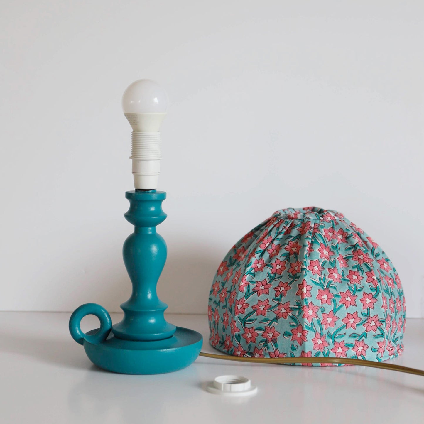 Petite lampe bougeoir à poser, abat-jour fleurie