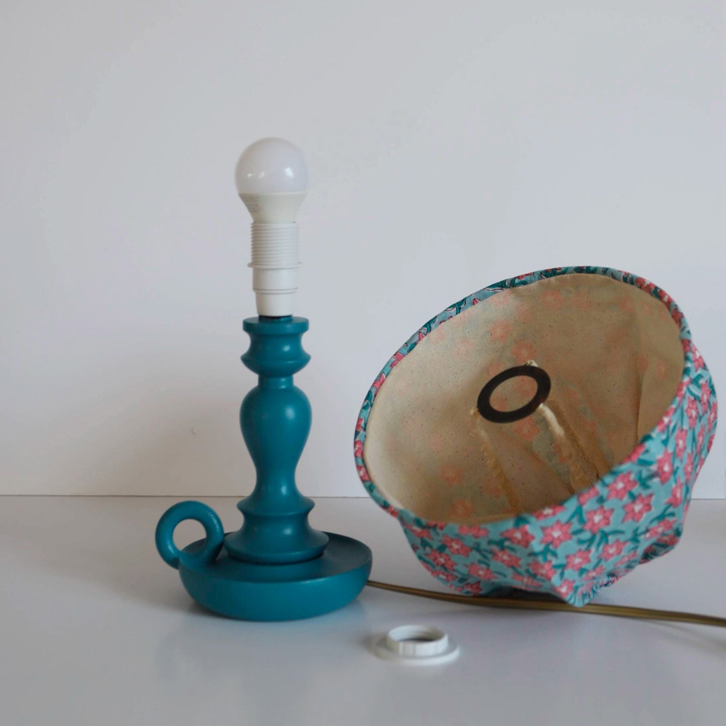 Petite lampe bougeoir à poser, abat-jour fleurie